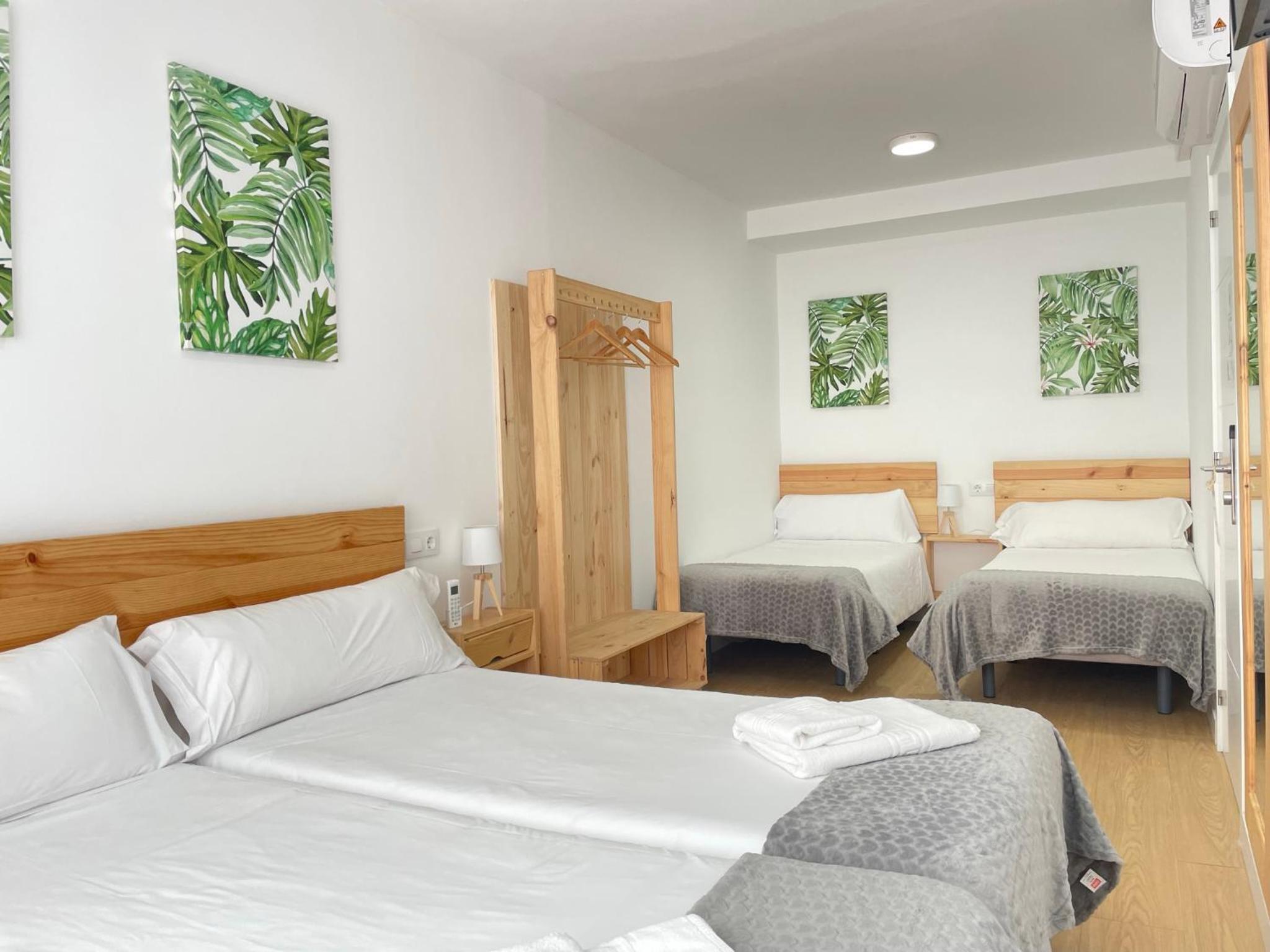 Twin Room with Private Bathroom photo 2