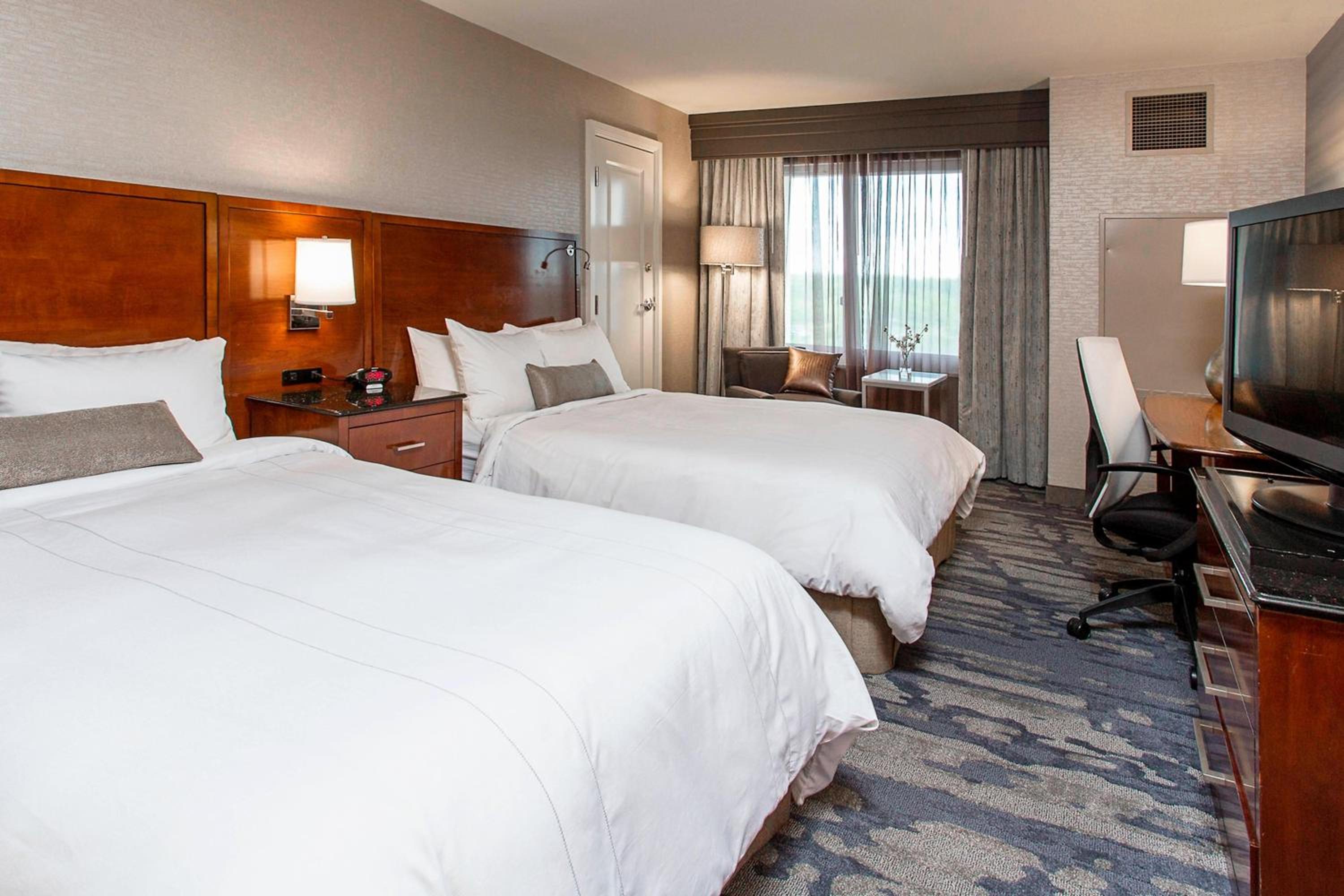 Double Room with Two Double Beds and Club Lounge Access - Hearing Accessible/High Floor - Photo 3