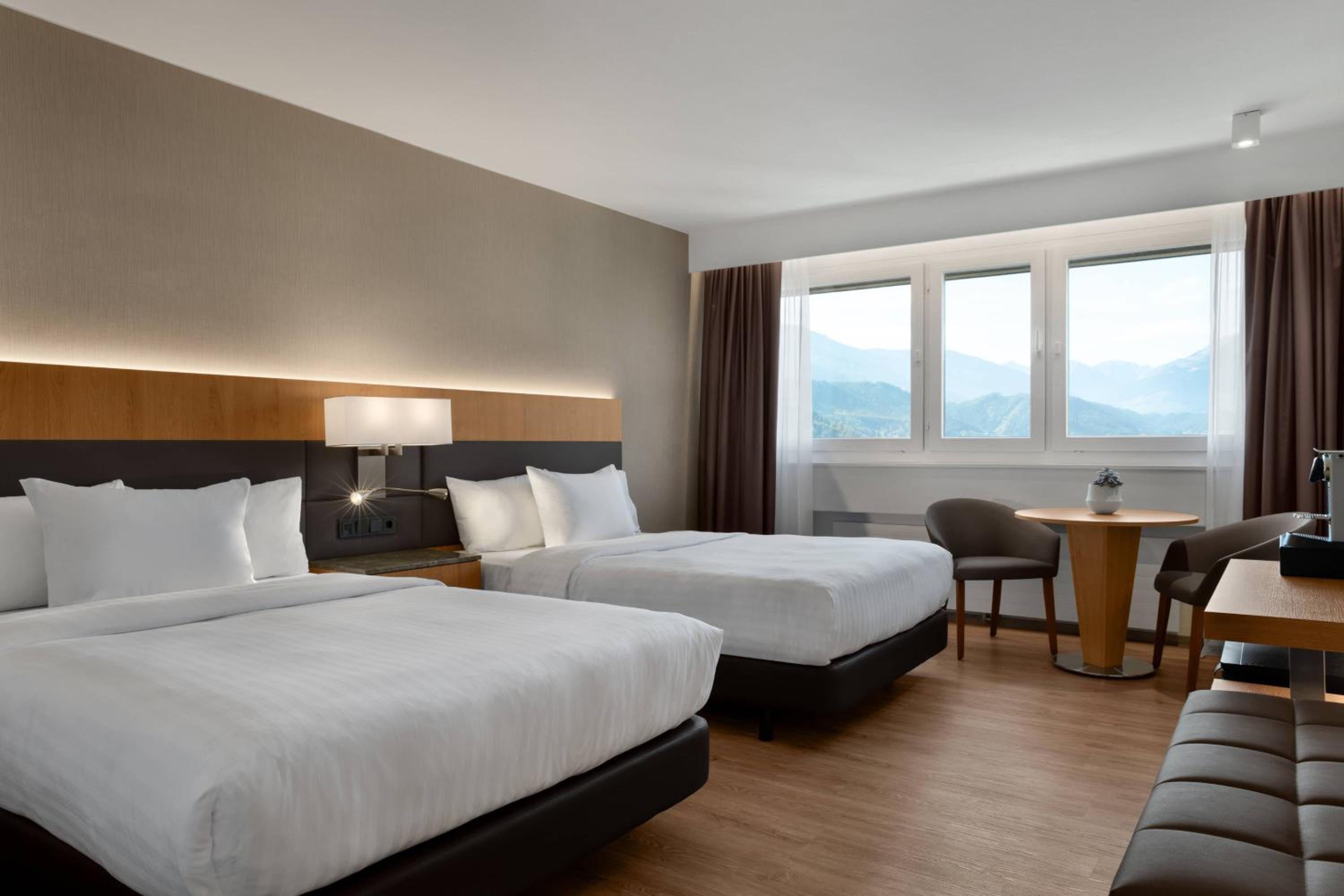 Standard Guest Room with Two Double Beds and Mountain View - Photo 8