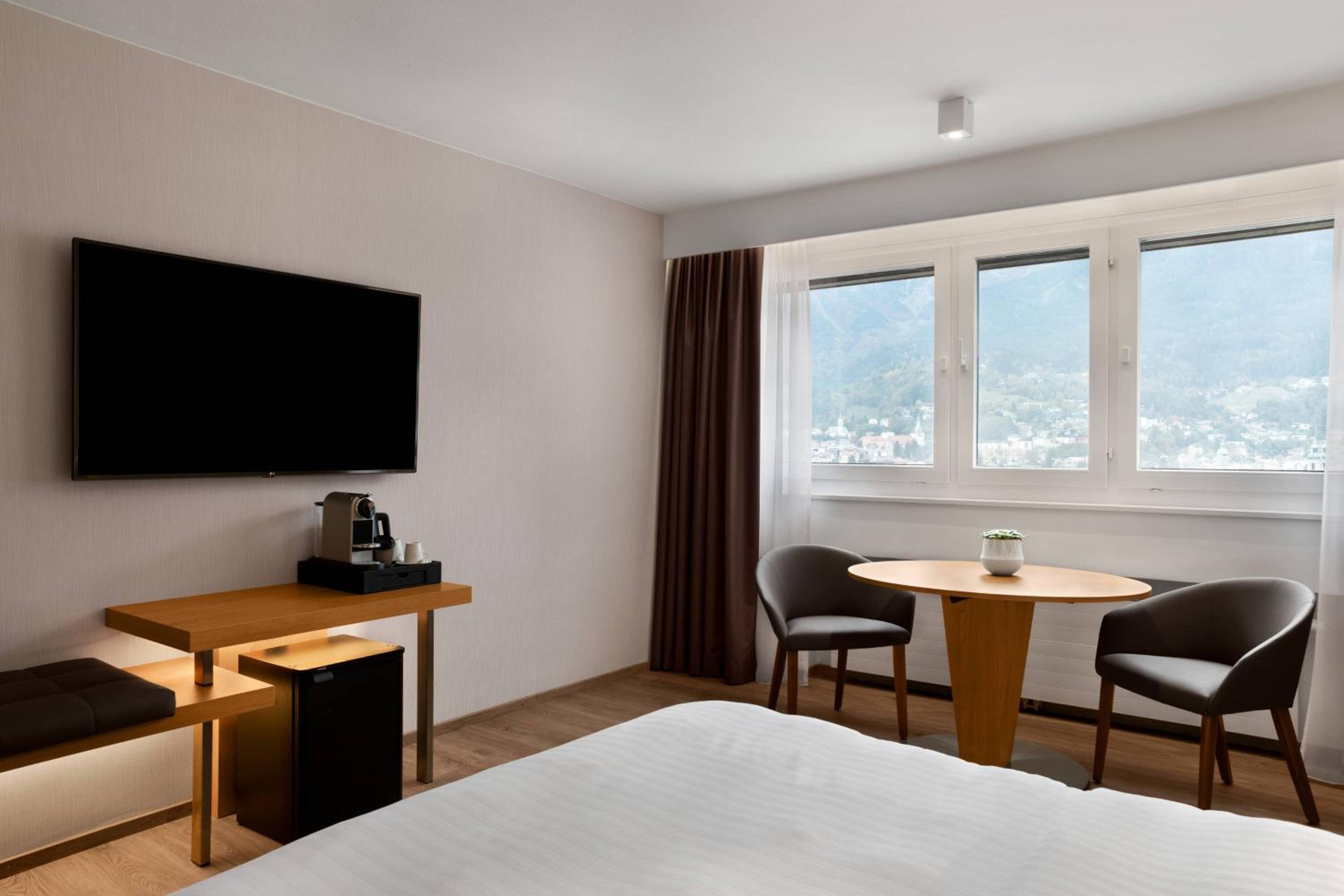 Standard Guest Room with King Bed and Mountain View - Photo 3
