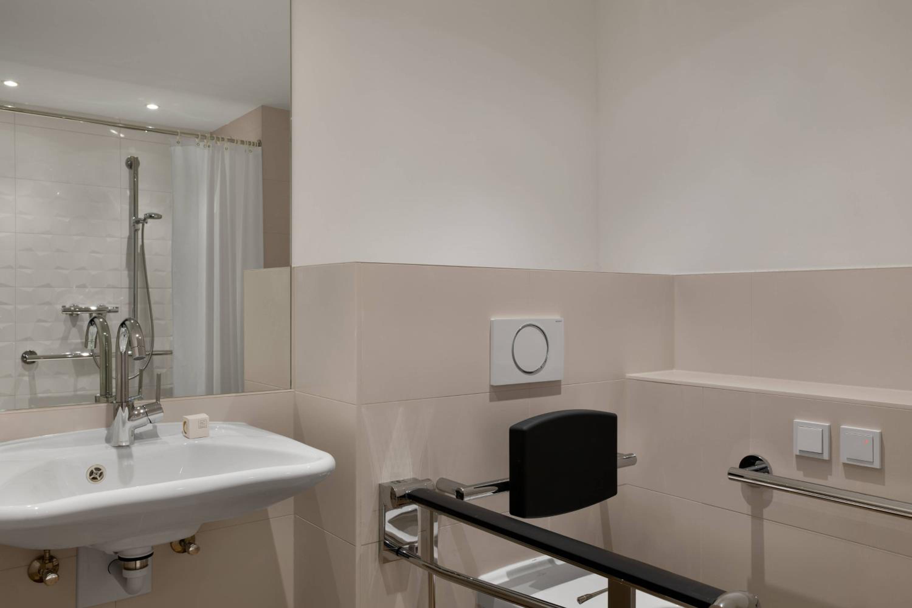 Standard Guest Room with Two Double Beds and Mountain View - Photo 3