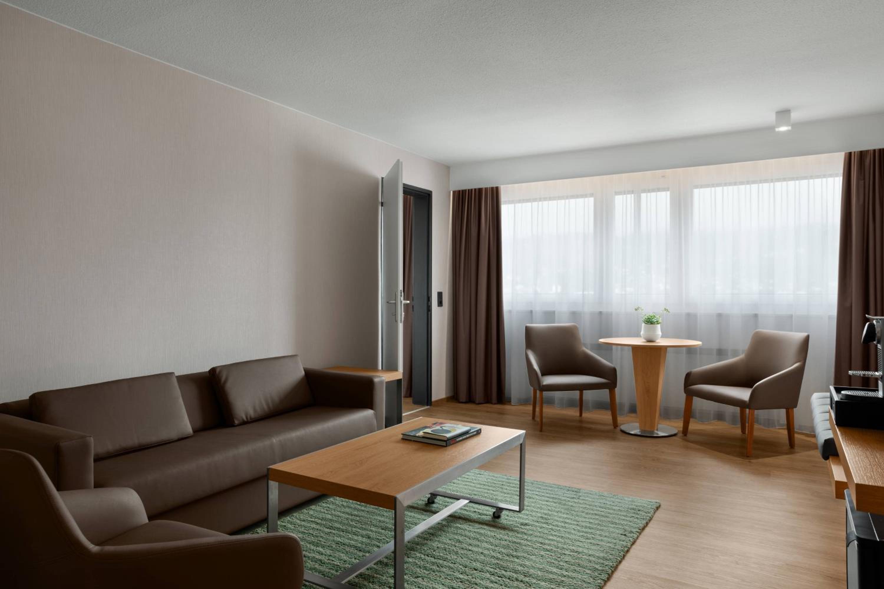 One Bedroom Suite with King Bed and mountain View - High Floor - Photo 1