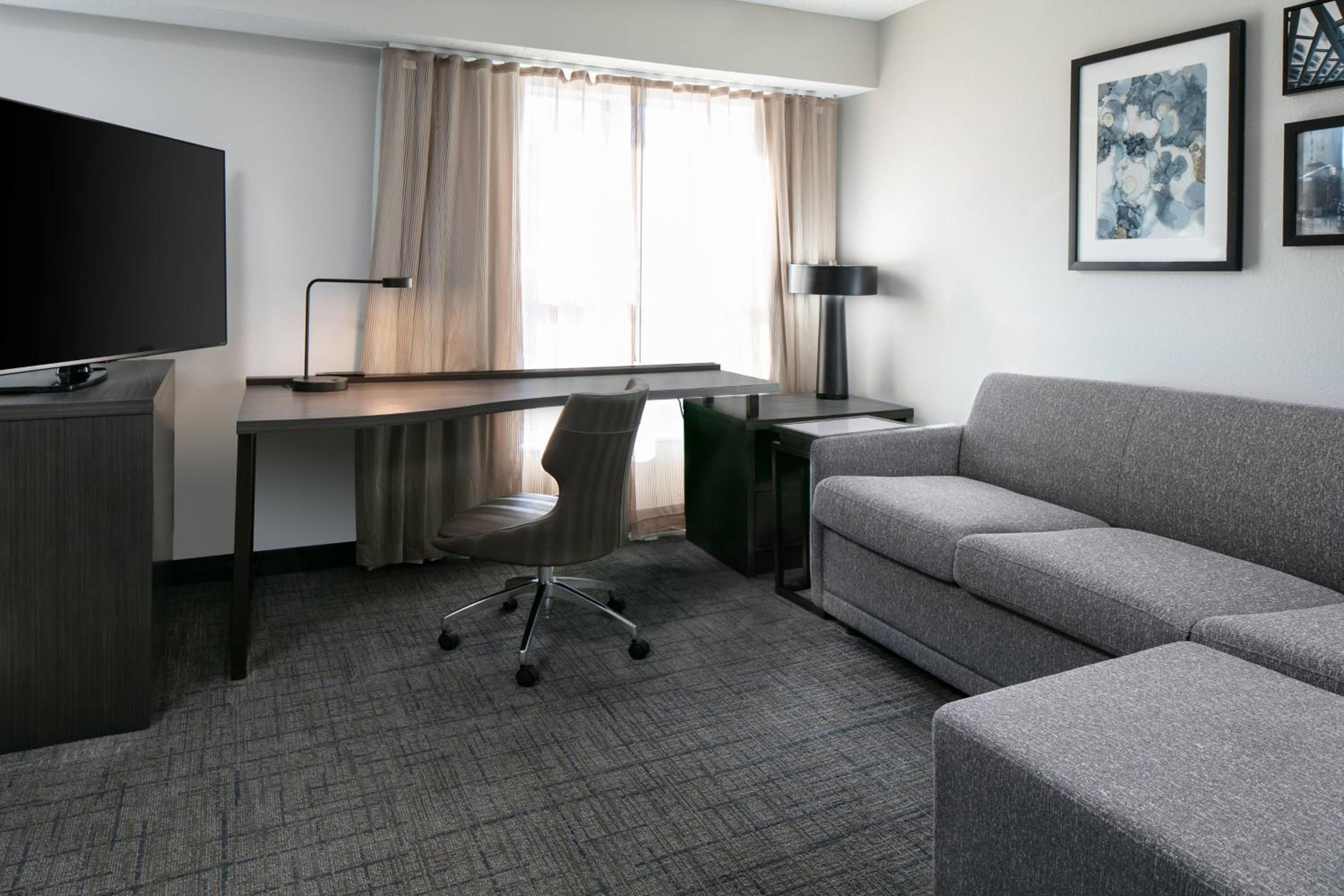 Deluxe King Studio with Sofa Bed - Photo 2