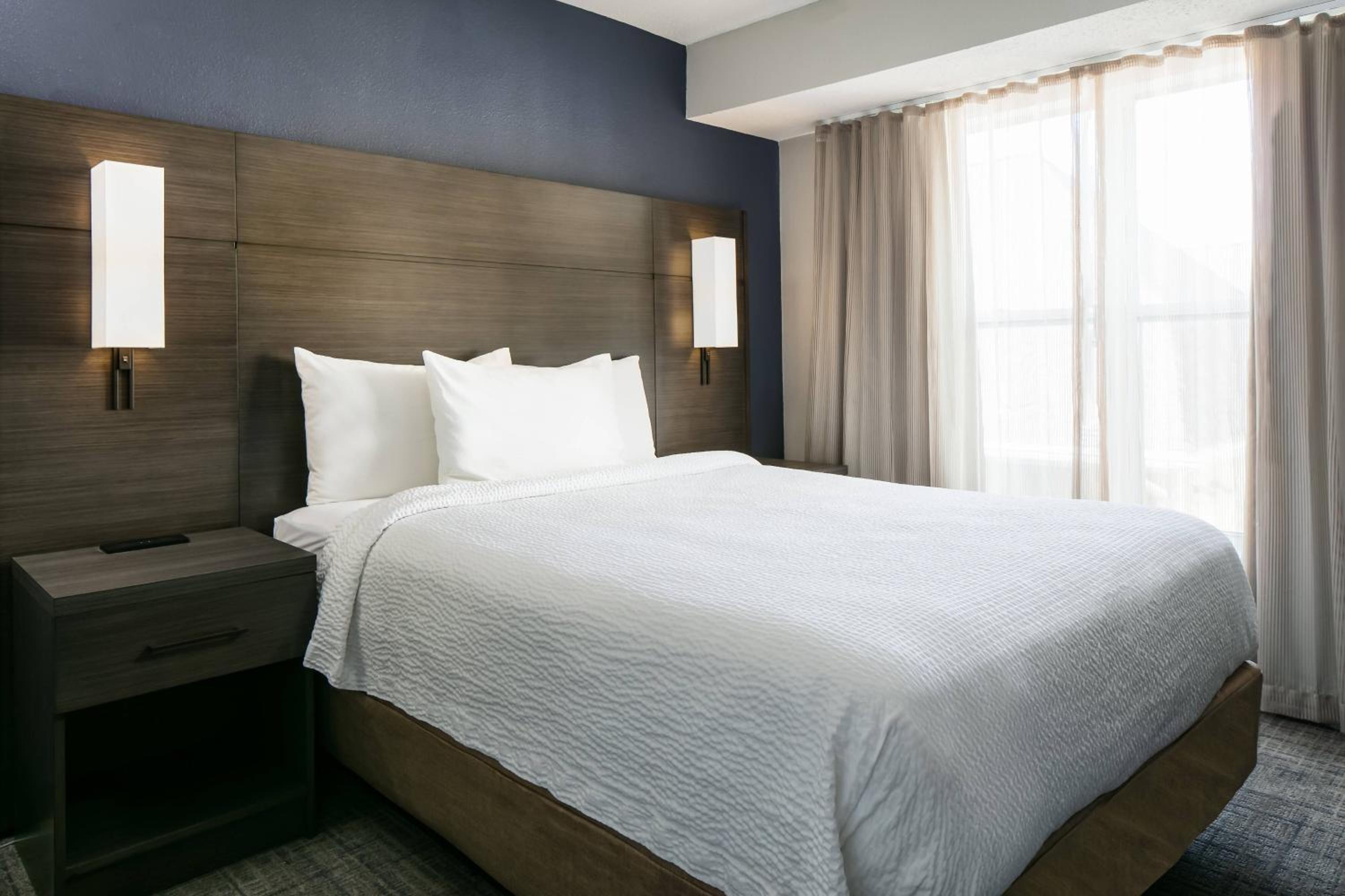 One-Bedroom Queen Suite with Sofa Bed - Photo 4