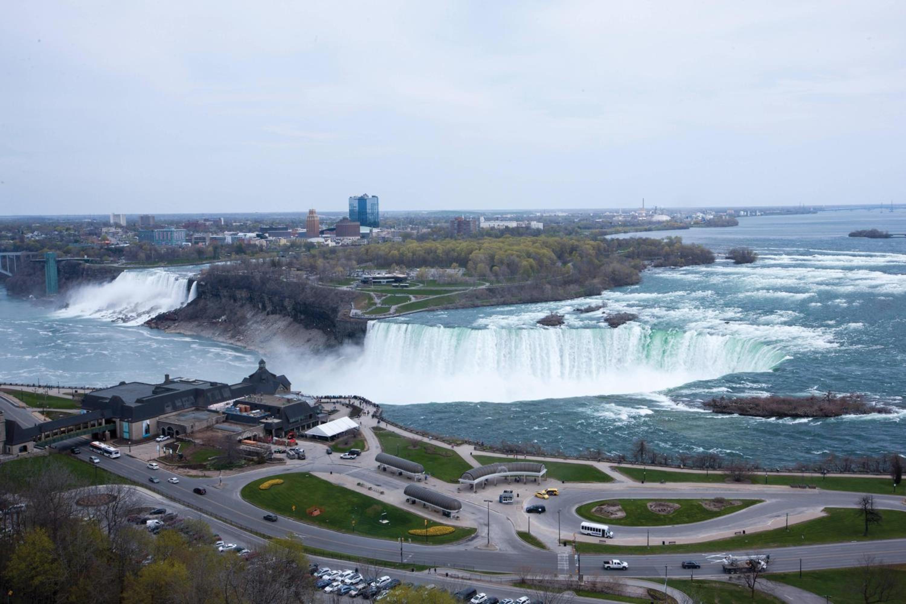 Two-Bedroom Suite with Falls View and Whirlpool - High Floor - Photo 5