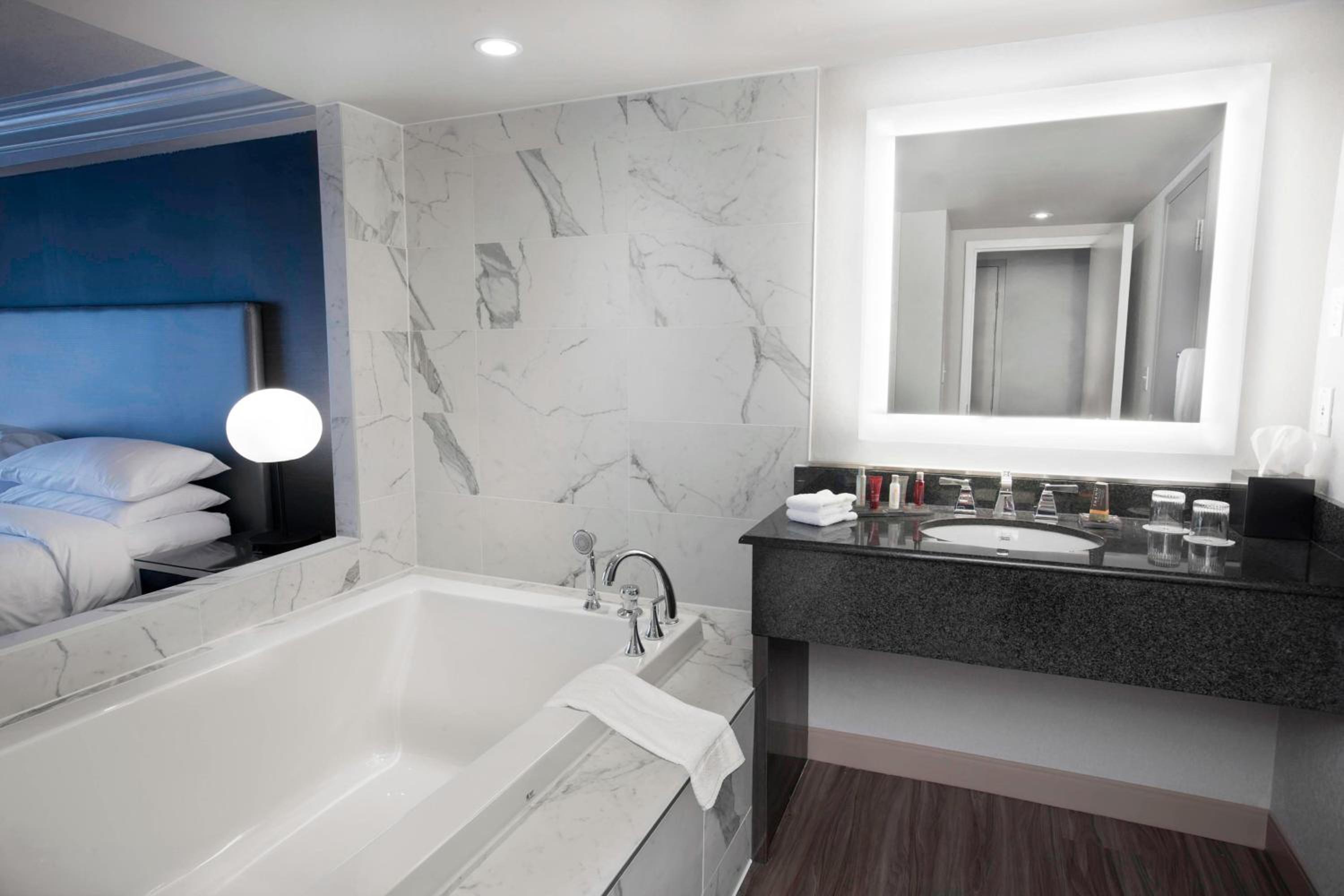 Premier King Room with Falls View - Photo 4