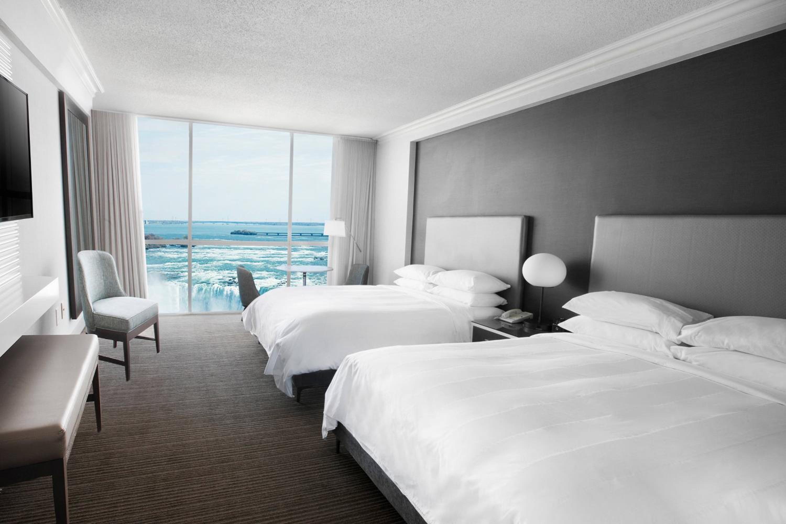 Two-Bedroom Suite with Falls View and Whirlpool - High Floor - Photo 2