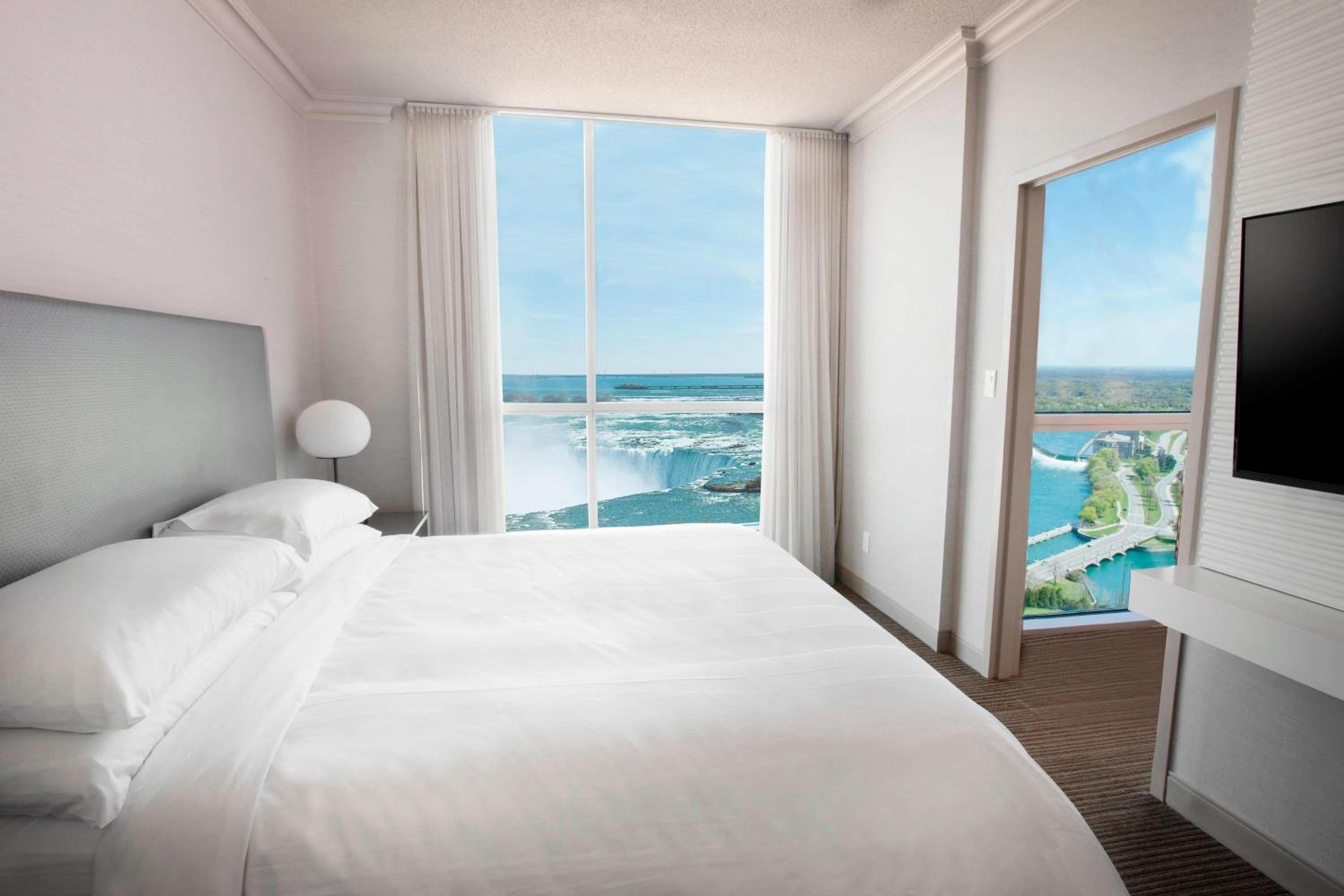 Two-Bedroom Suite with Falls View and Whirlpool - High Floor - Photo 3