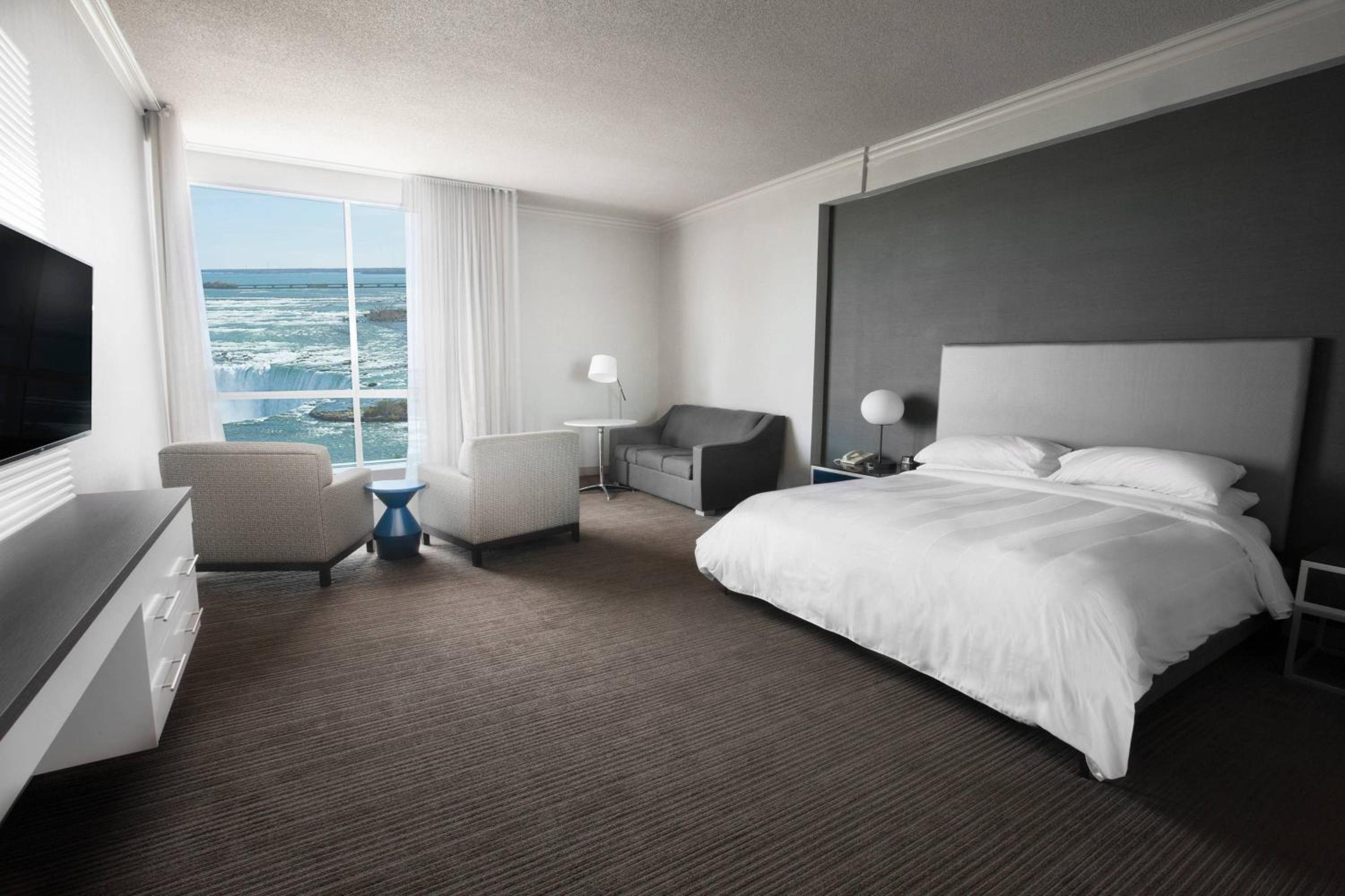 King Suite with Sofa Bed and Whirlpool - High Floor - Photo 1