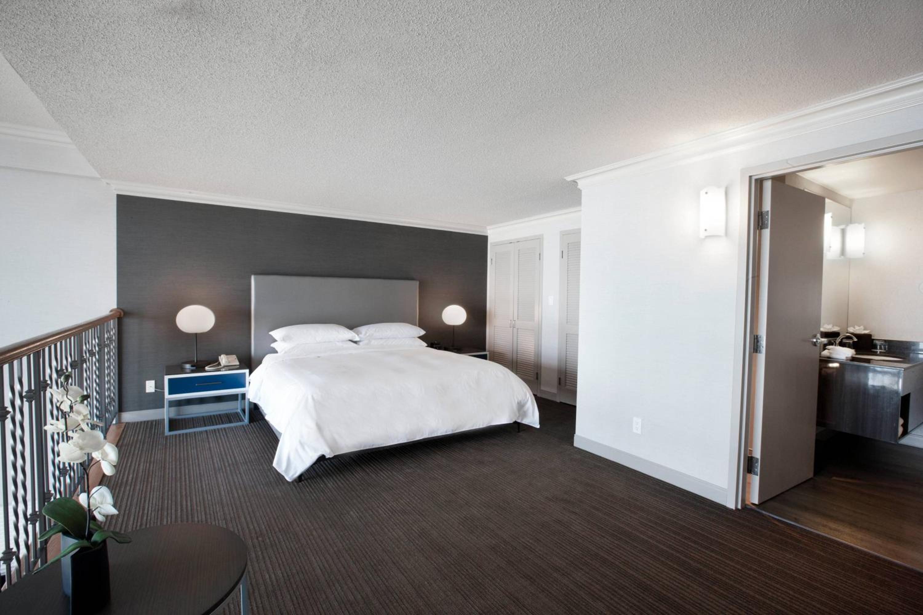 Niagara Bi-Level Loft Suite with One King Bed and Falls View - Photo 3