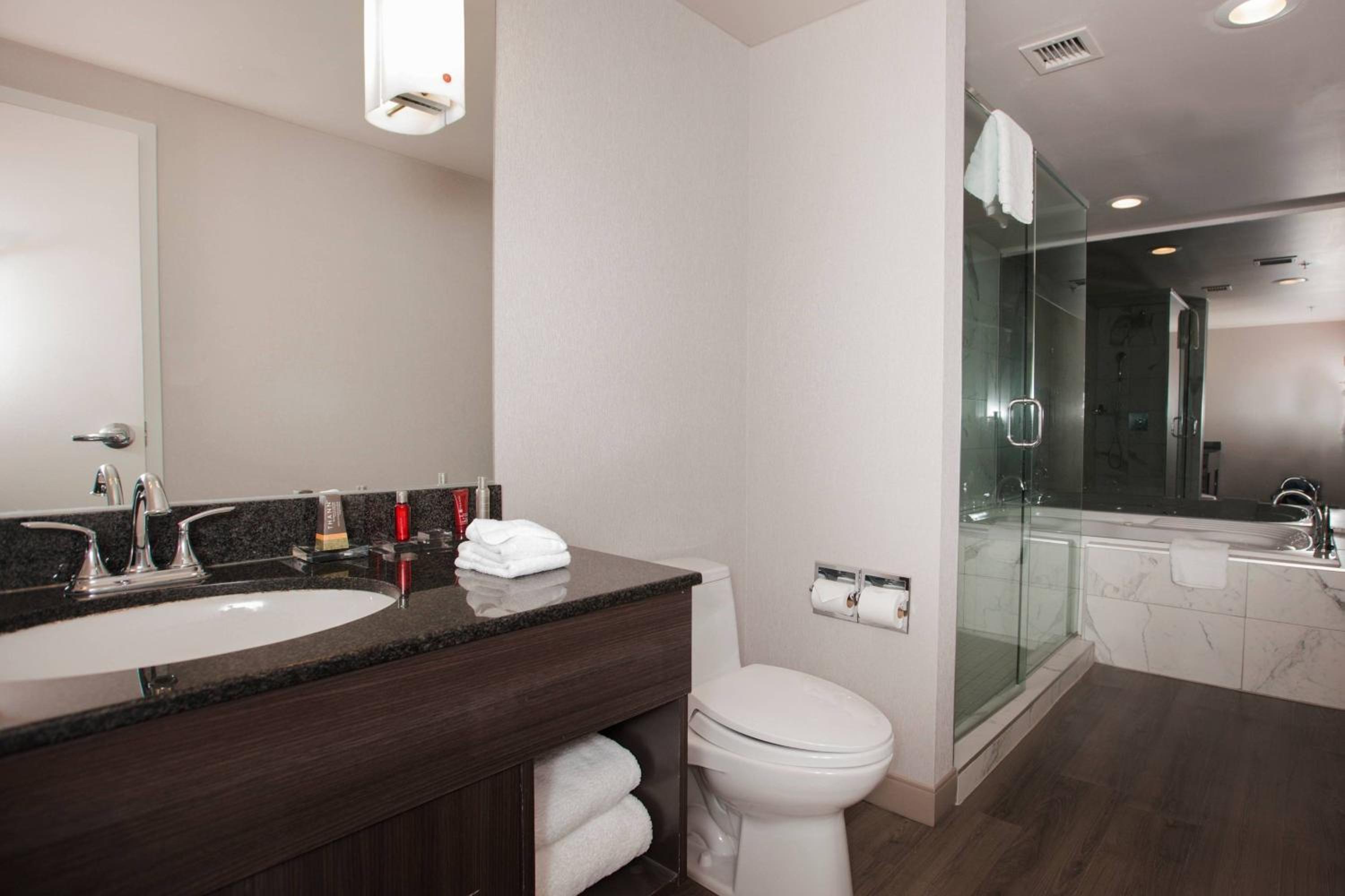 Two-Bedroom Suite with Falls View and Whirlpool - High Floor - Photo 4