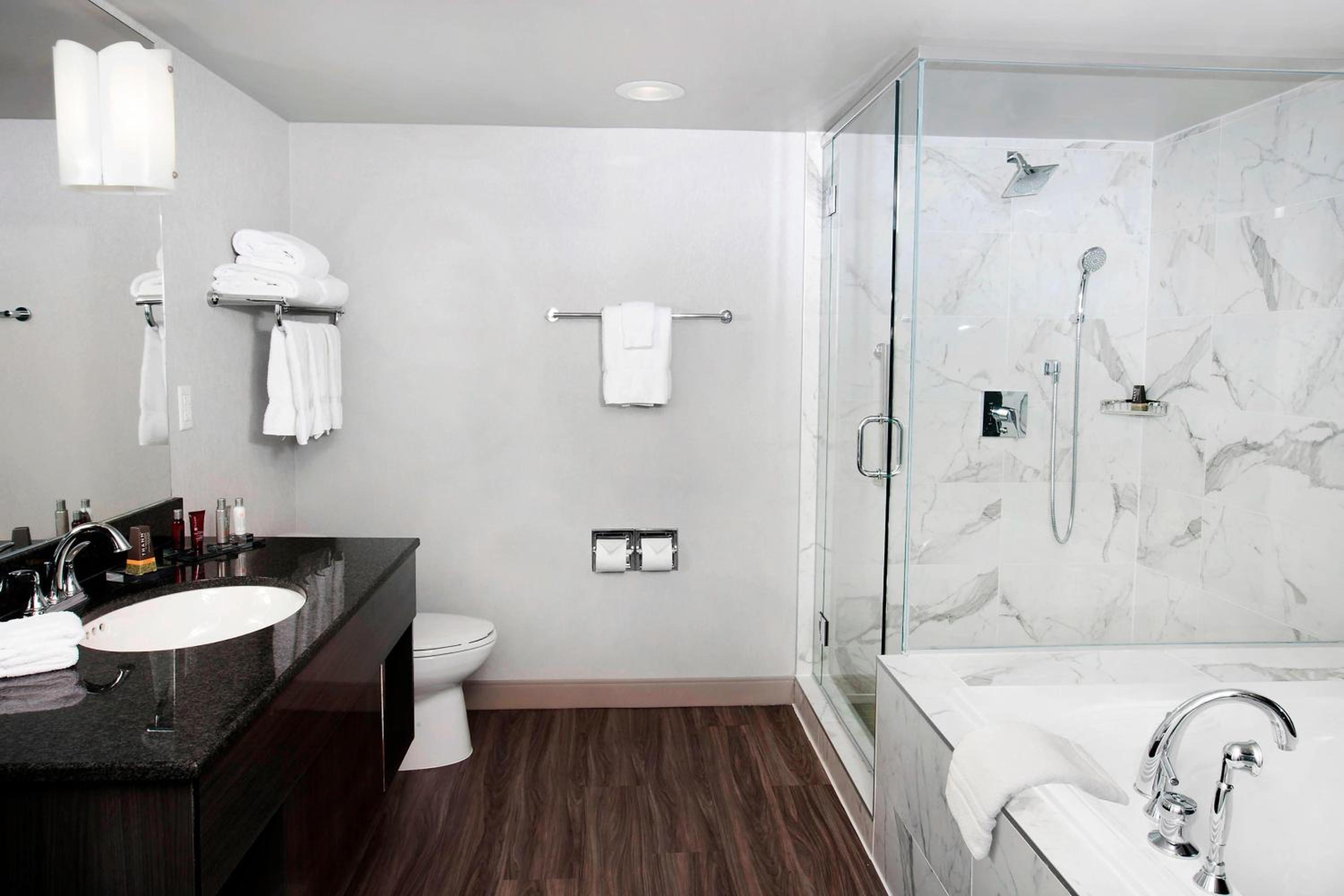 Elgin One-Bedroom King Suite with Falls View - Photo 2