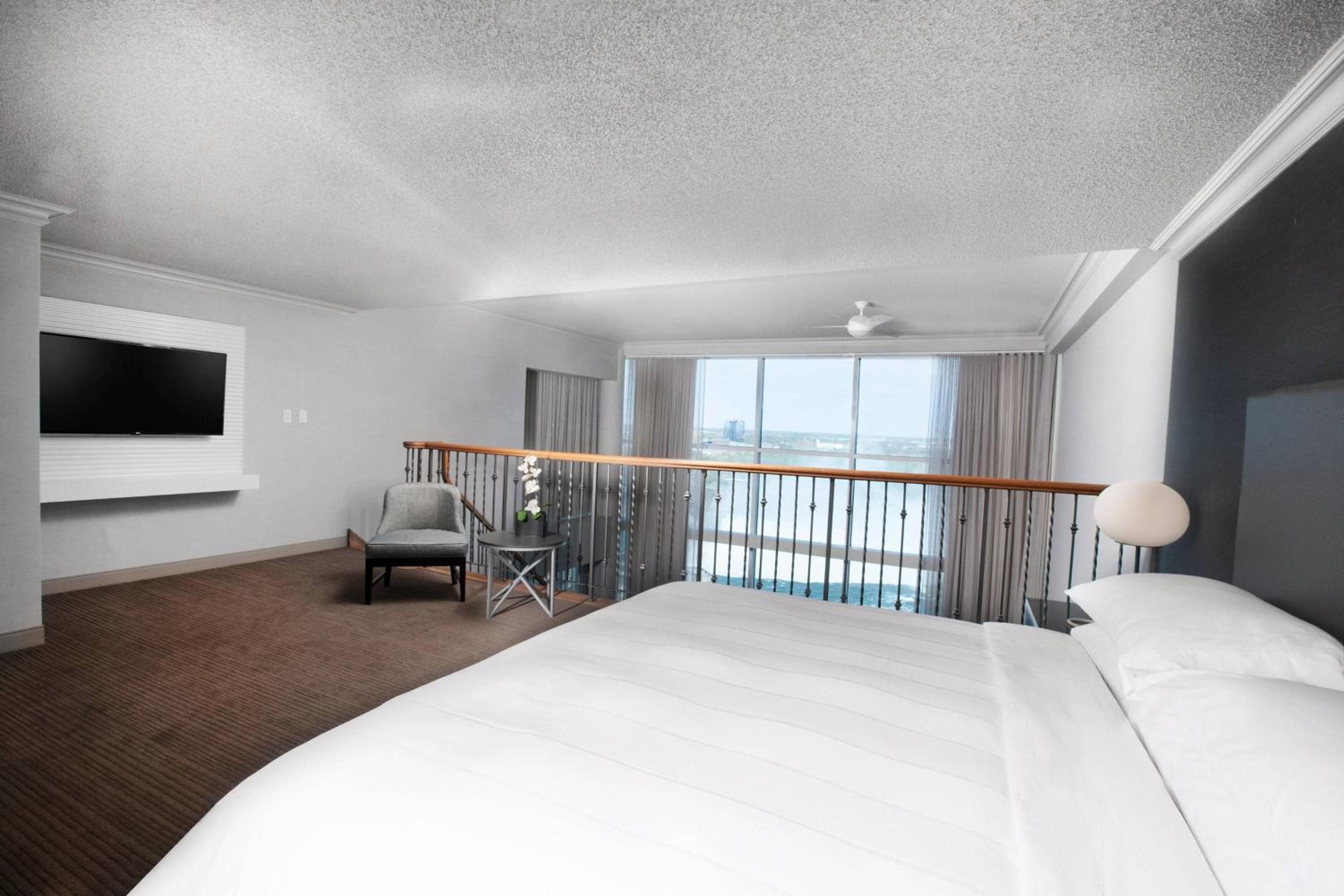 Niagara Bi-Level Loft Suite with One King Bed and Falls View - Photo 4