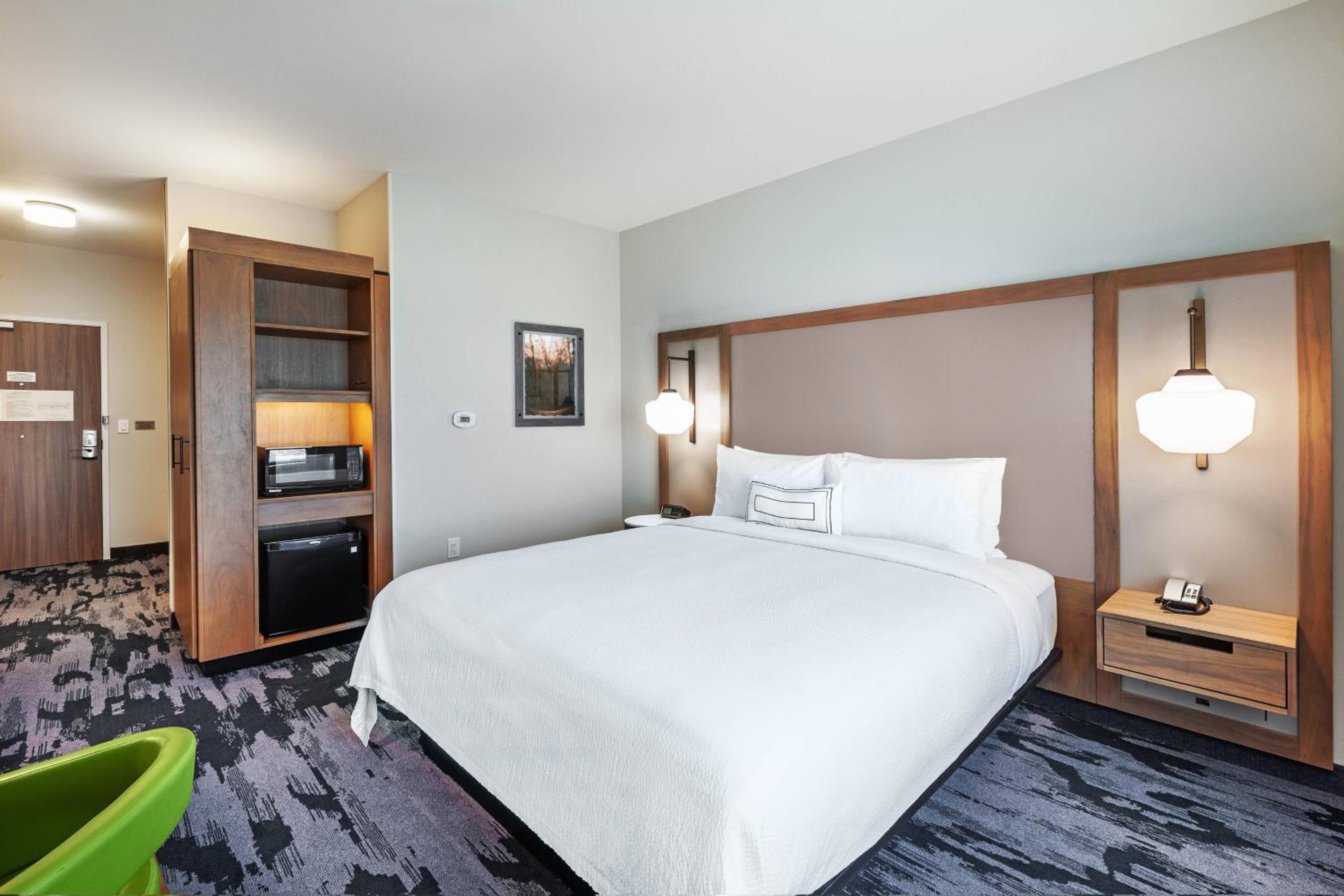 Guest Room, 1 King - Photo 2
