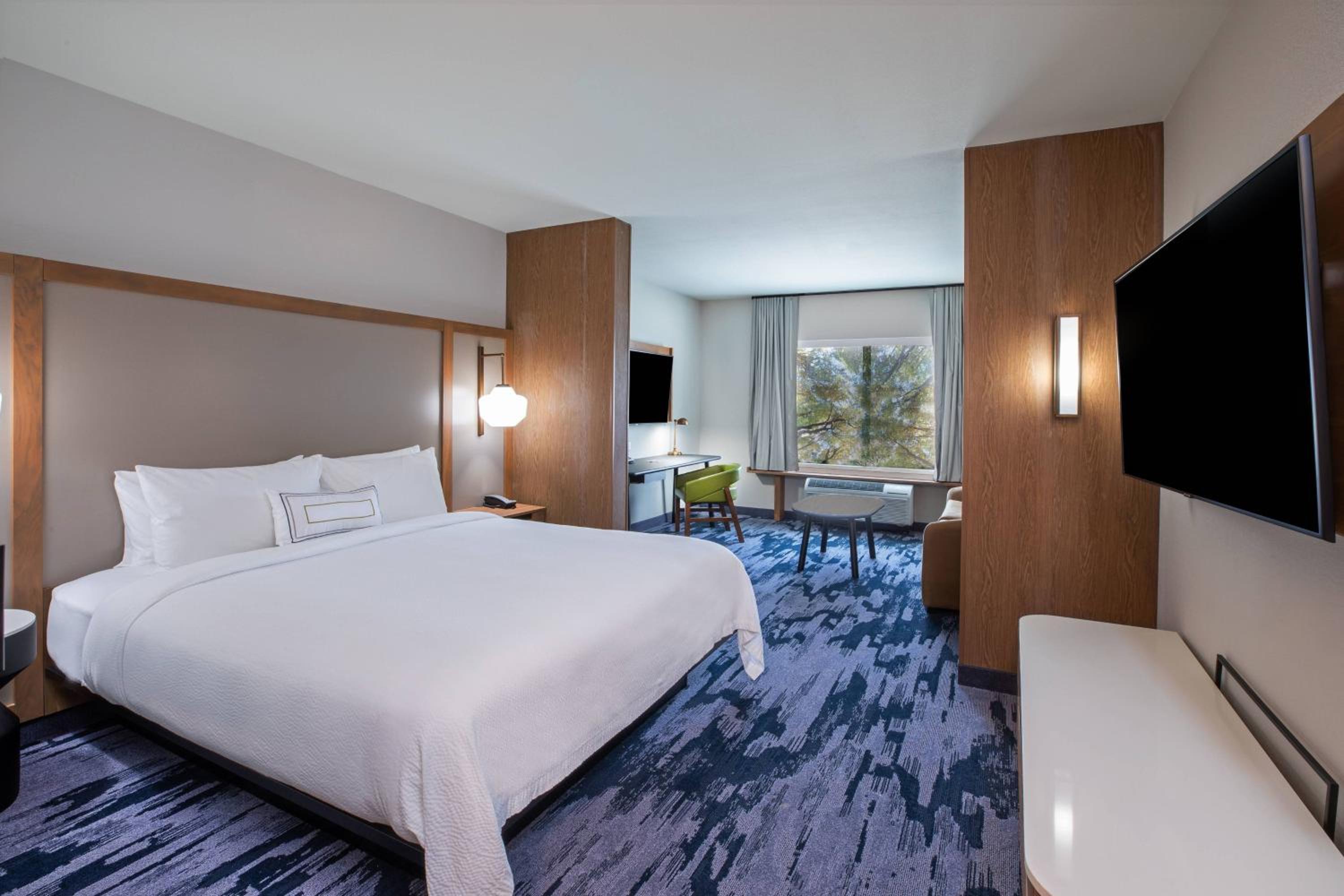 Executive Suite, 1 King, Sofa bed - Photo 1