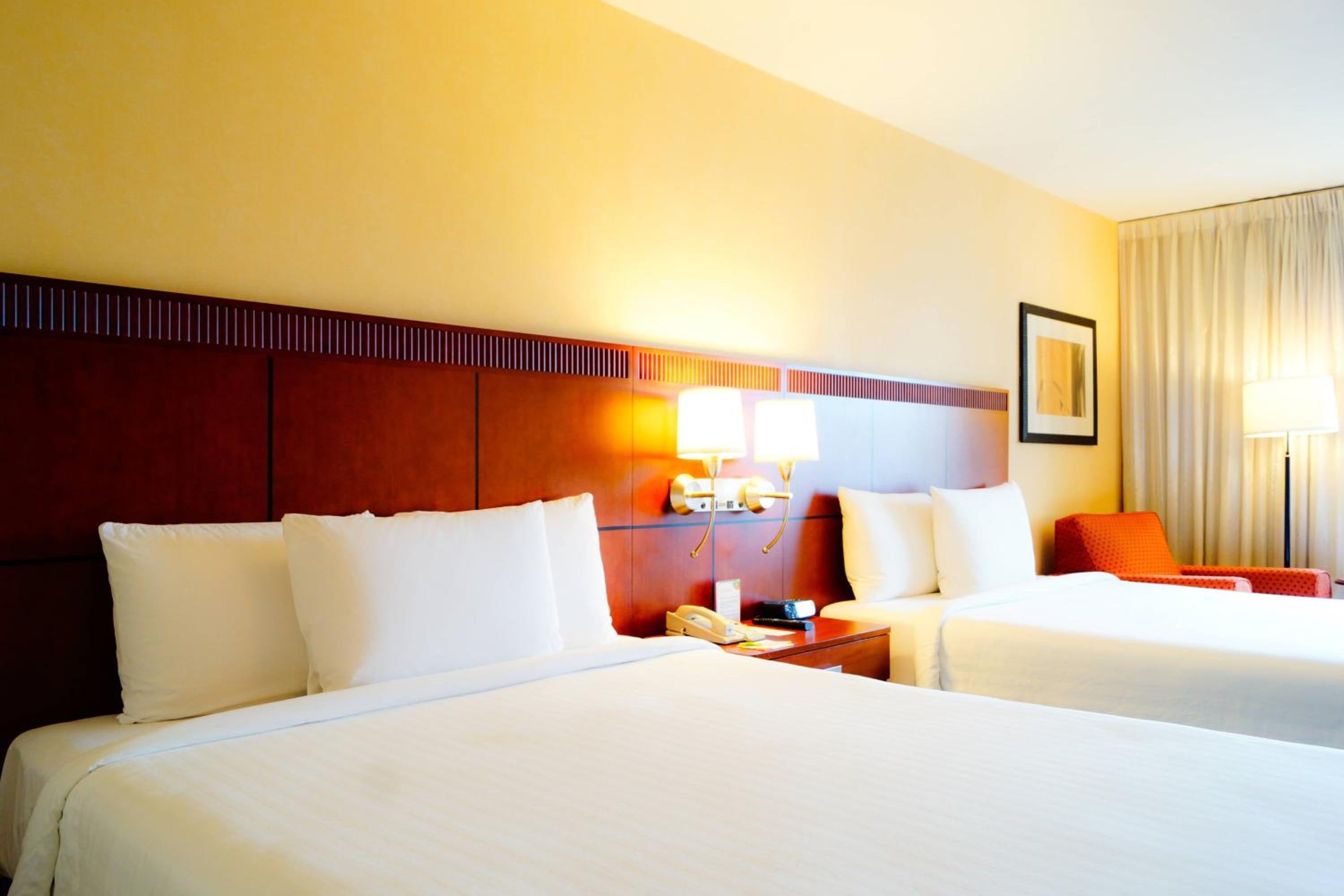 Double Room with Two Double Beds with City View - Photo 9
