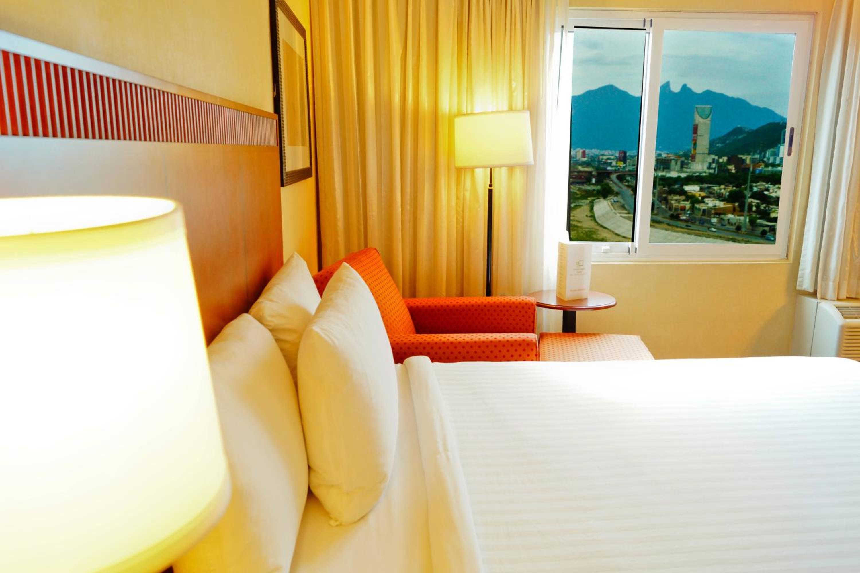 Double Room with Two Double Beds with City View - Photo 8