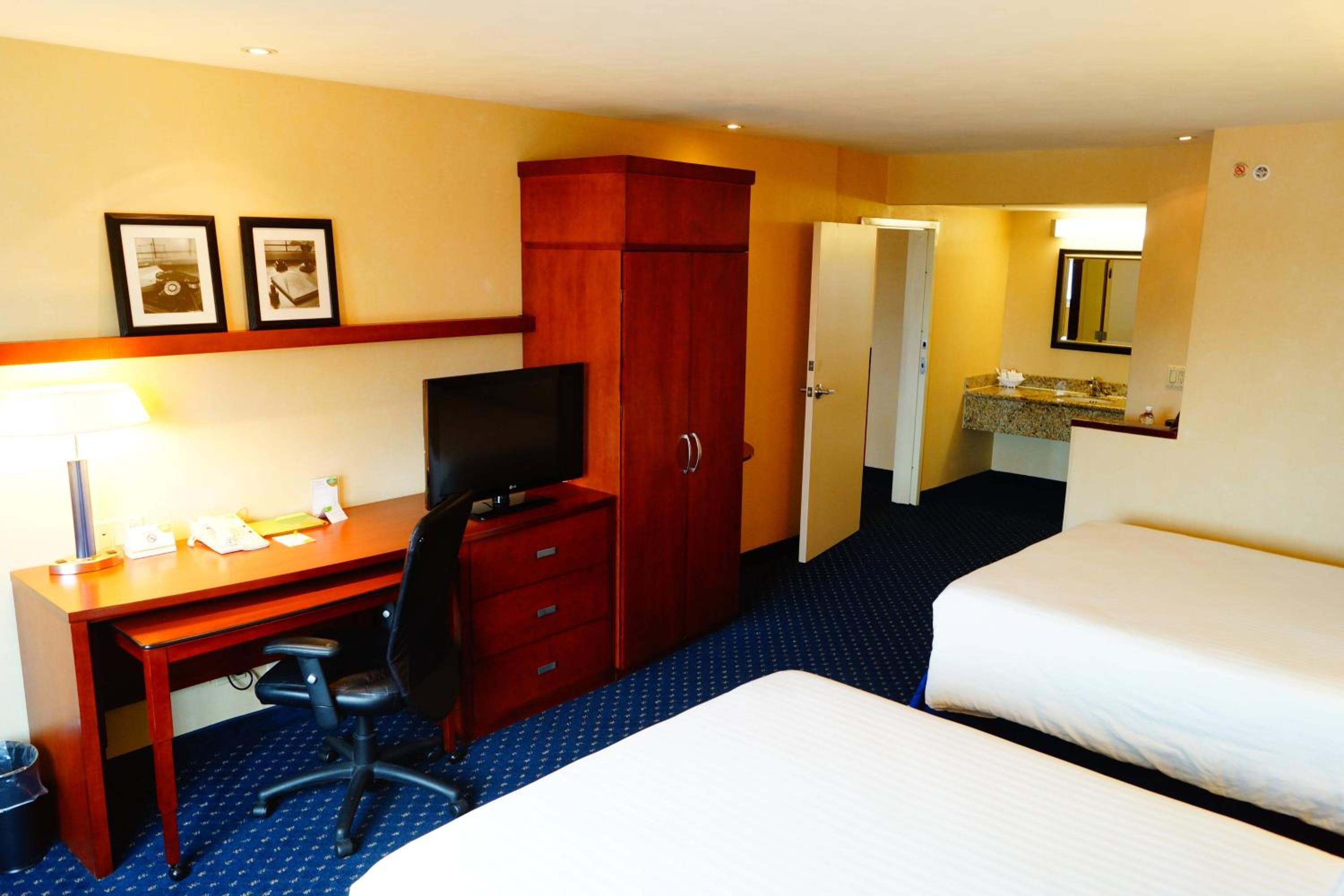 Double Room with Two Double Beds with City View - Photo 7