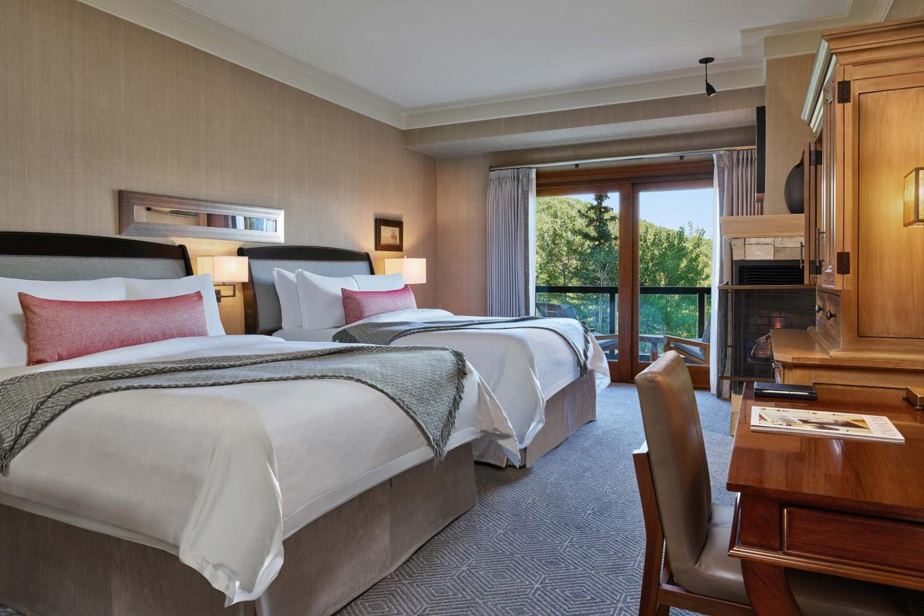 Family Deluxe, Suite, 2 Queen, Valley view