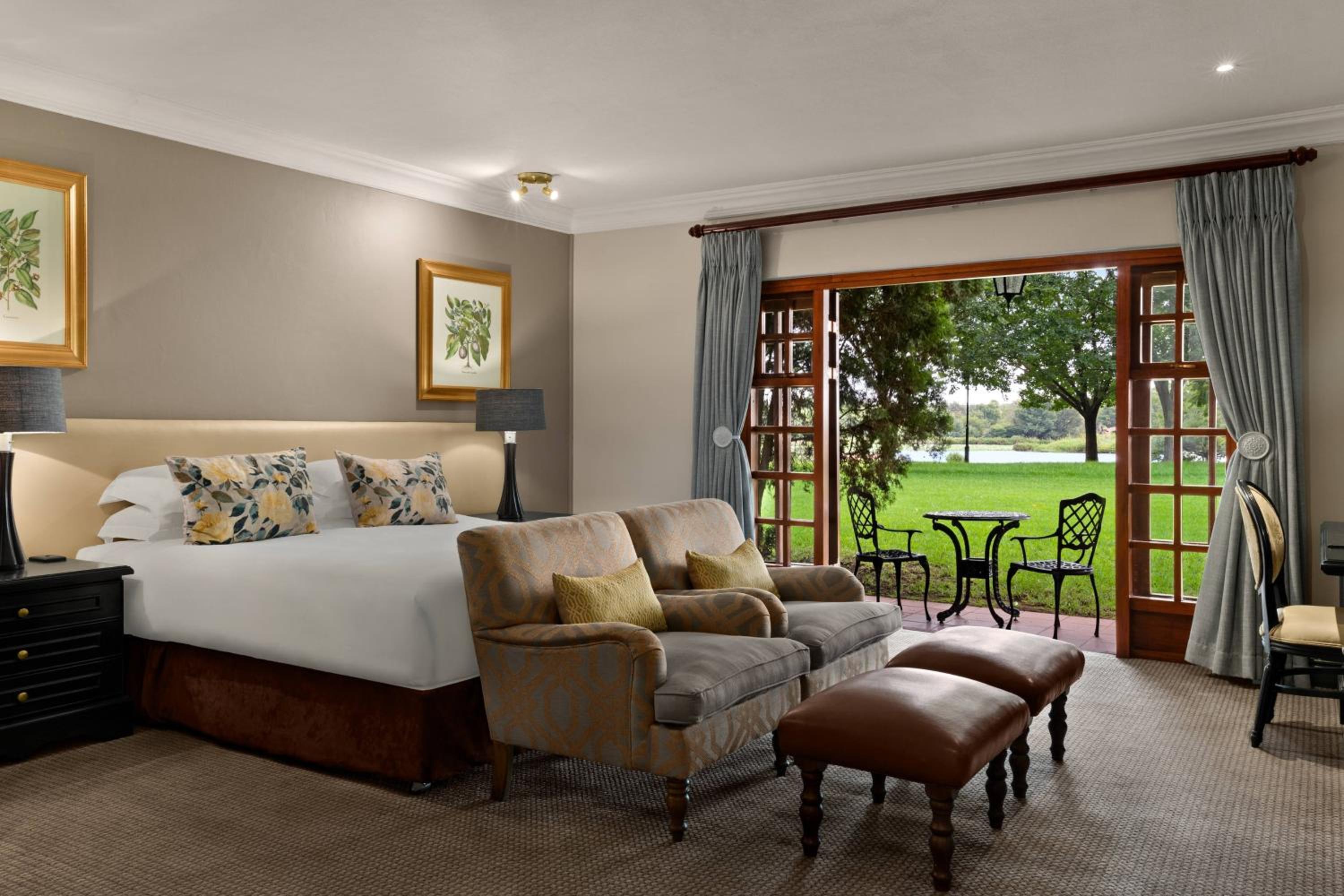 Guest room, 1 King, Sofa bed, Lake view, Patio
