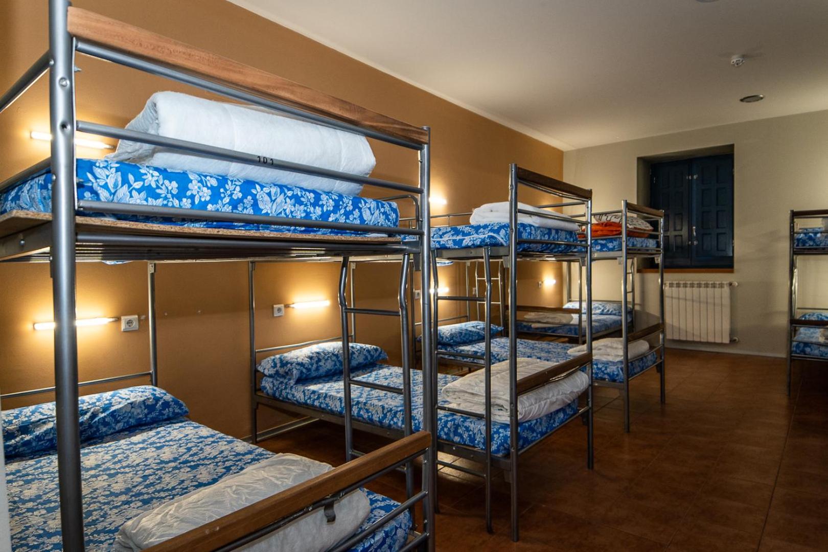 Cama en Dormitorio Mixto de 10 Camas