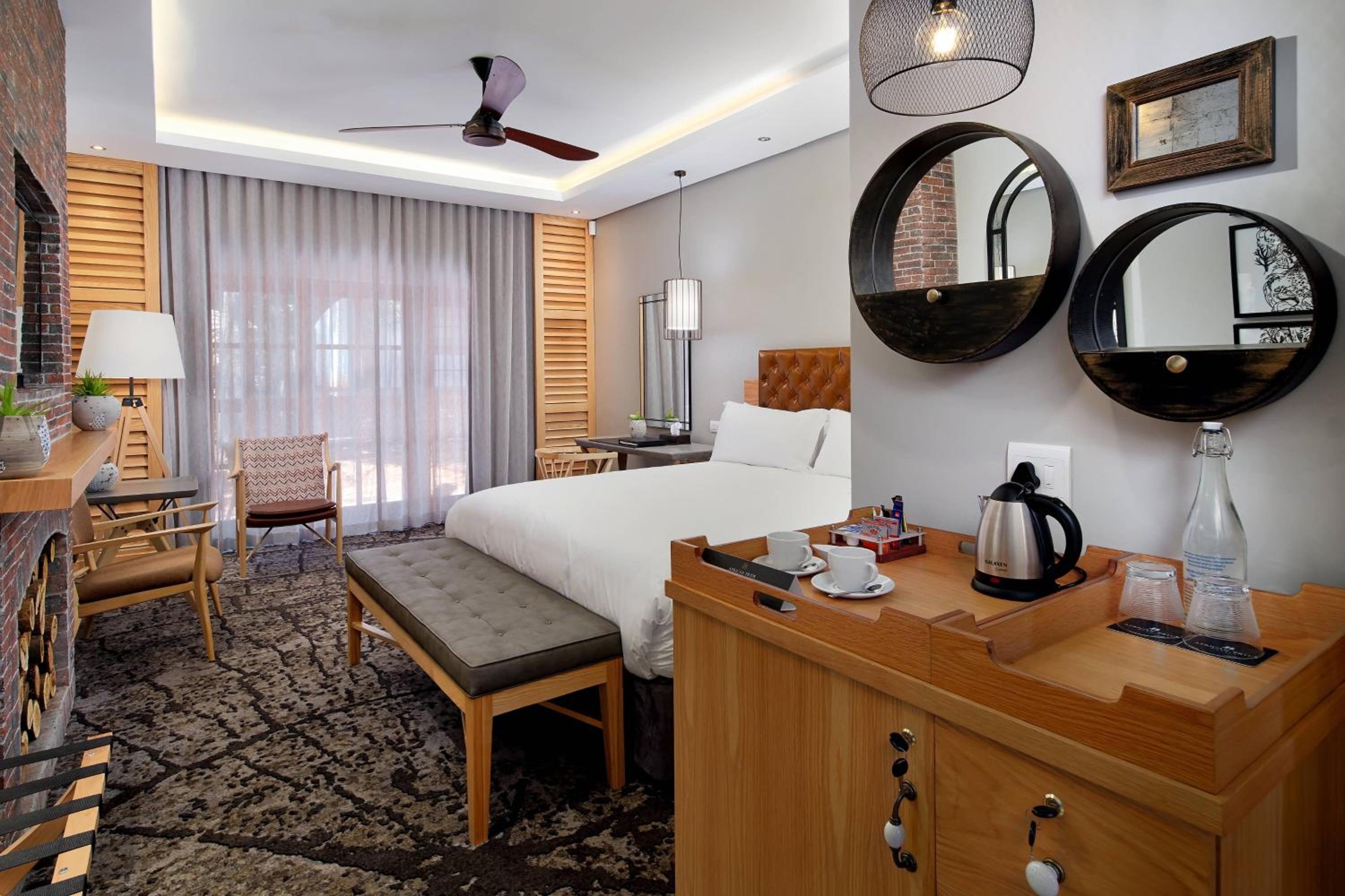 Guest room, 1 King, Forest view, Juliette Balcony - Photo 3