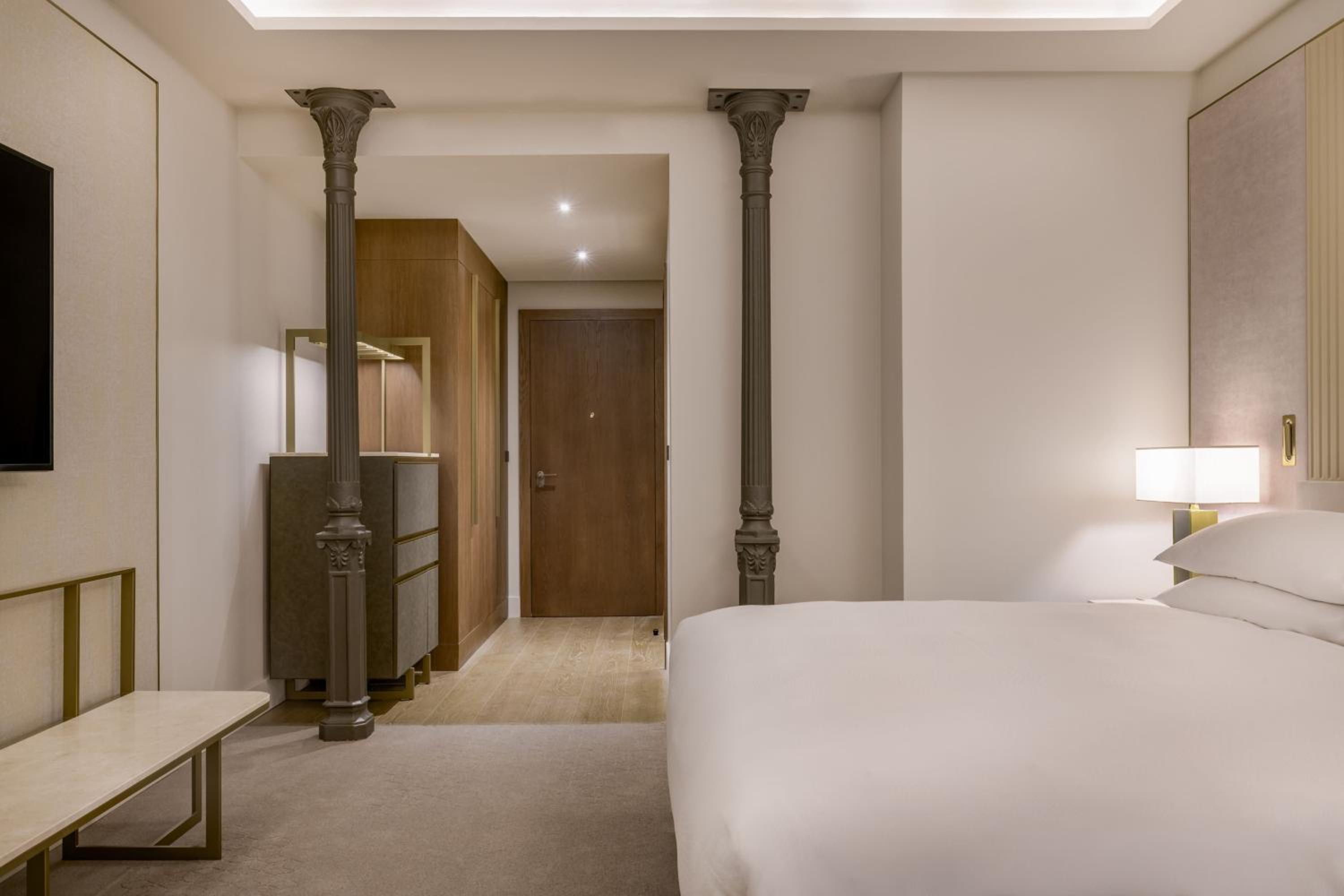 Premium Deluxe King Room with Balcony and City View thumbnail 6