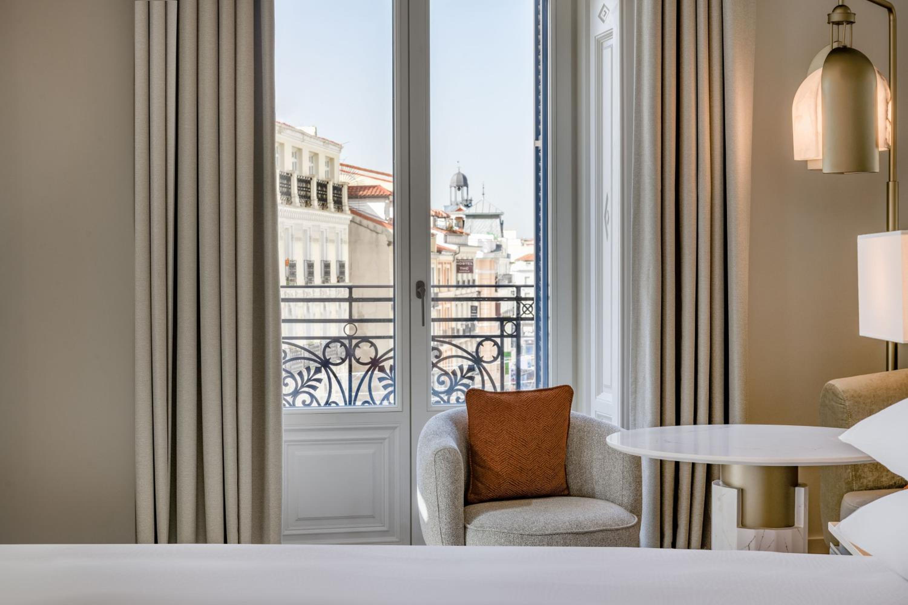 Premium Deluxe Corner King Room with City View - Photo 10