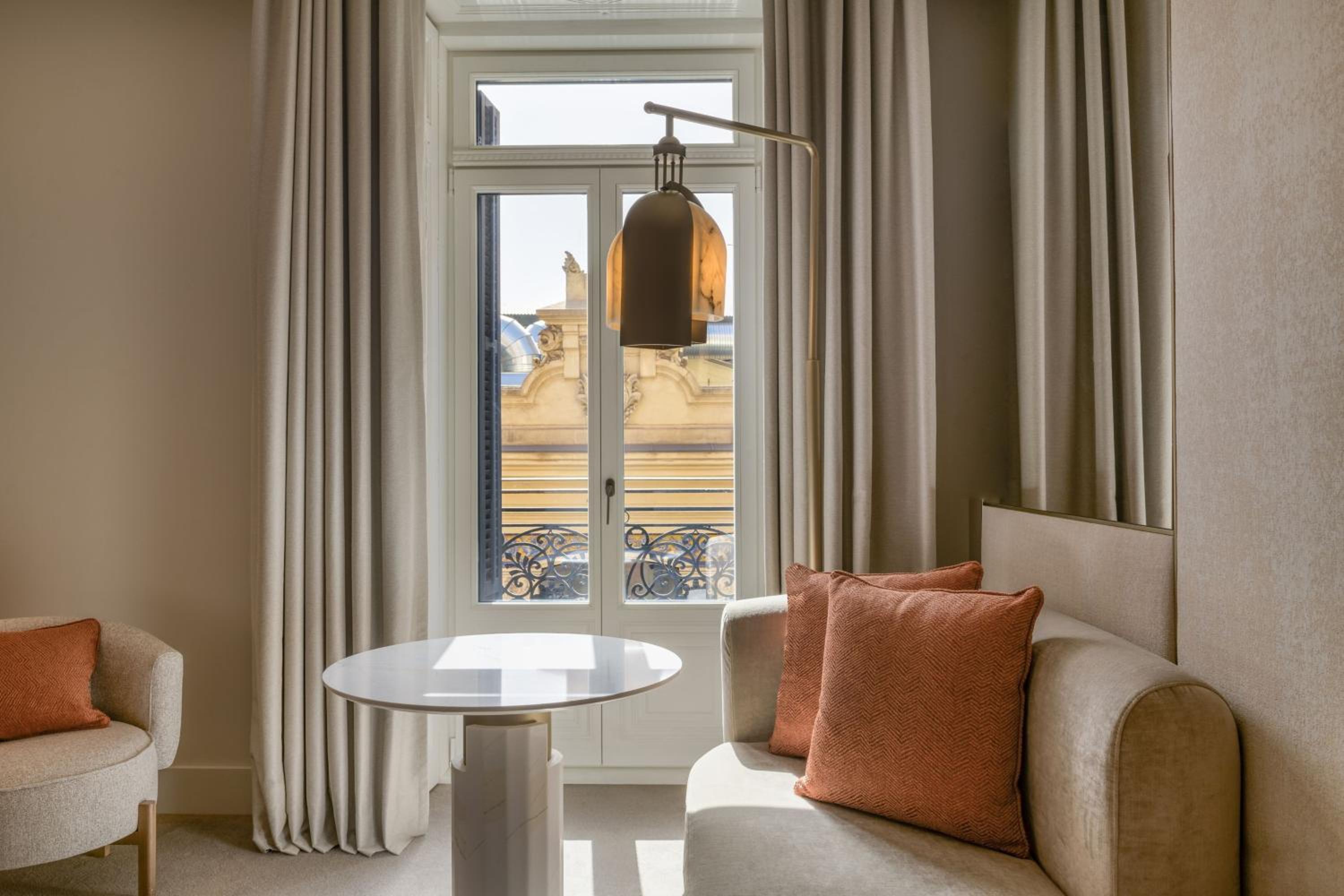 Deluxe King Room with City View and Balcony - Photo 8