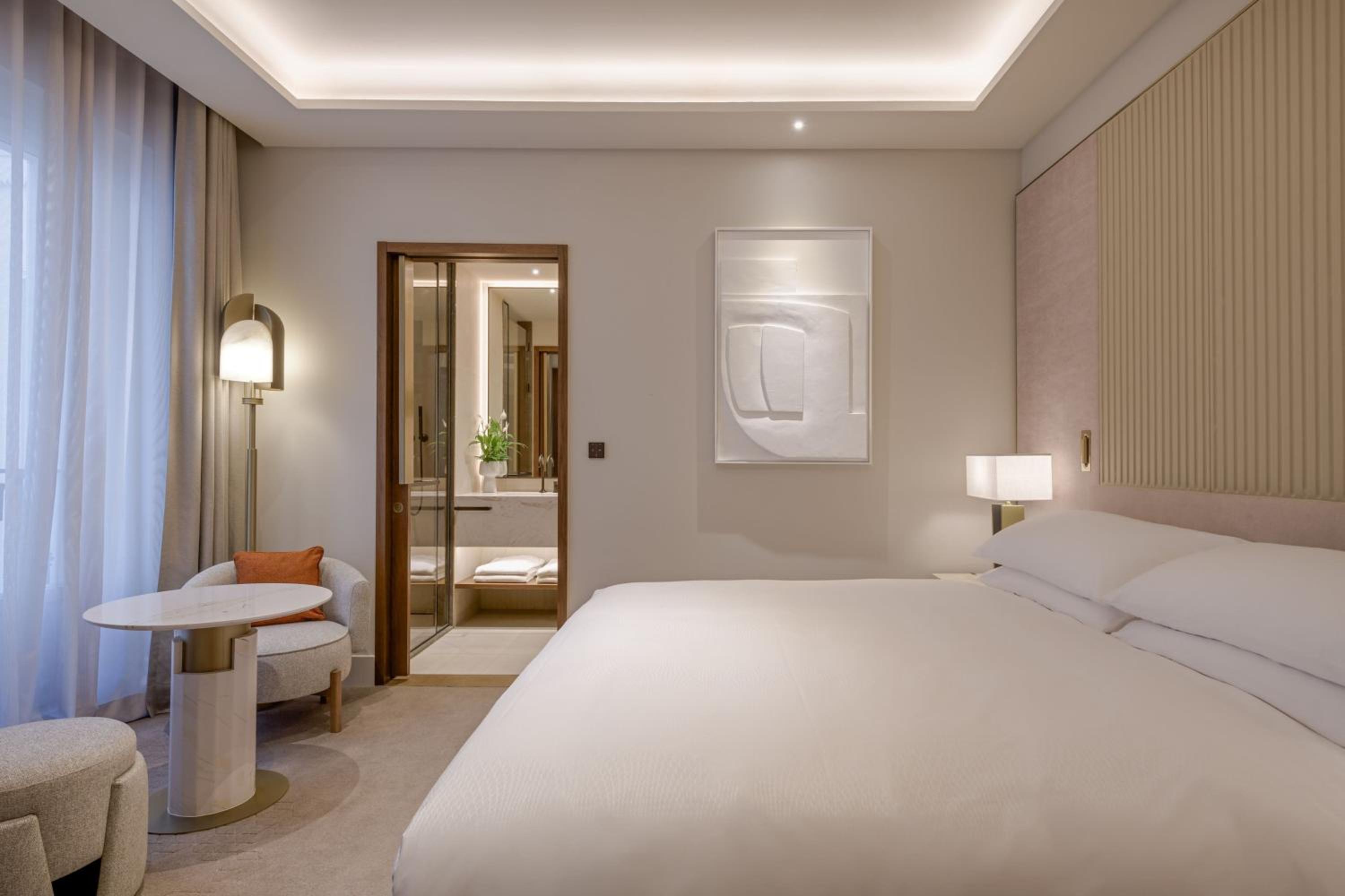 Deluxe King Room with Courtyard View
