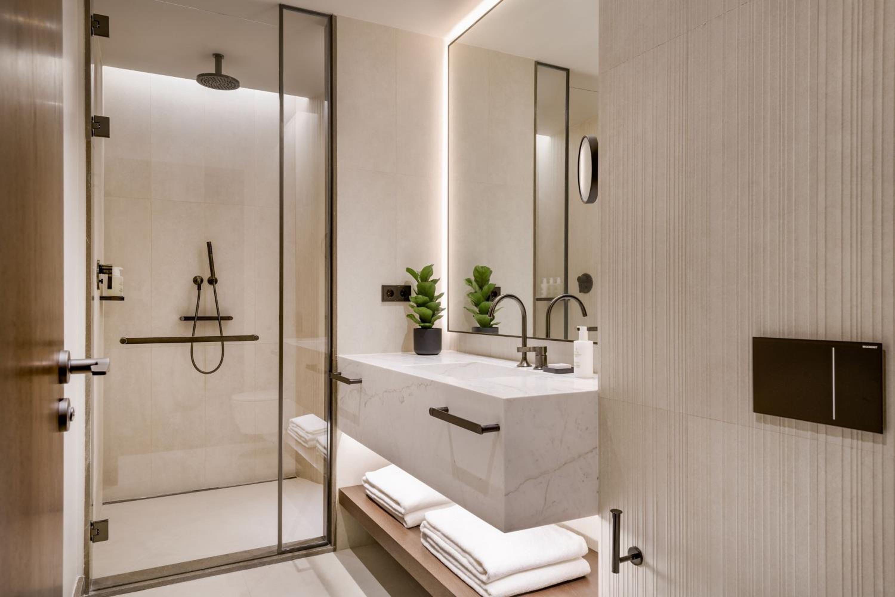 Premium Deluxe Corner King Room with City View