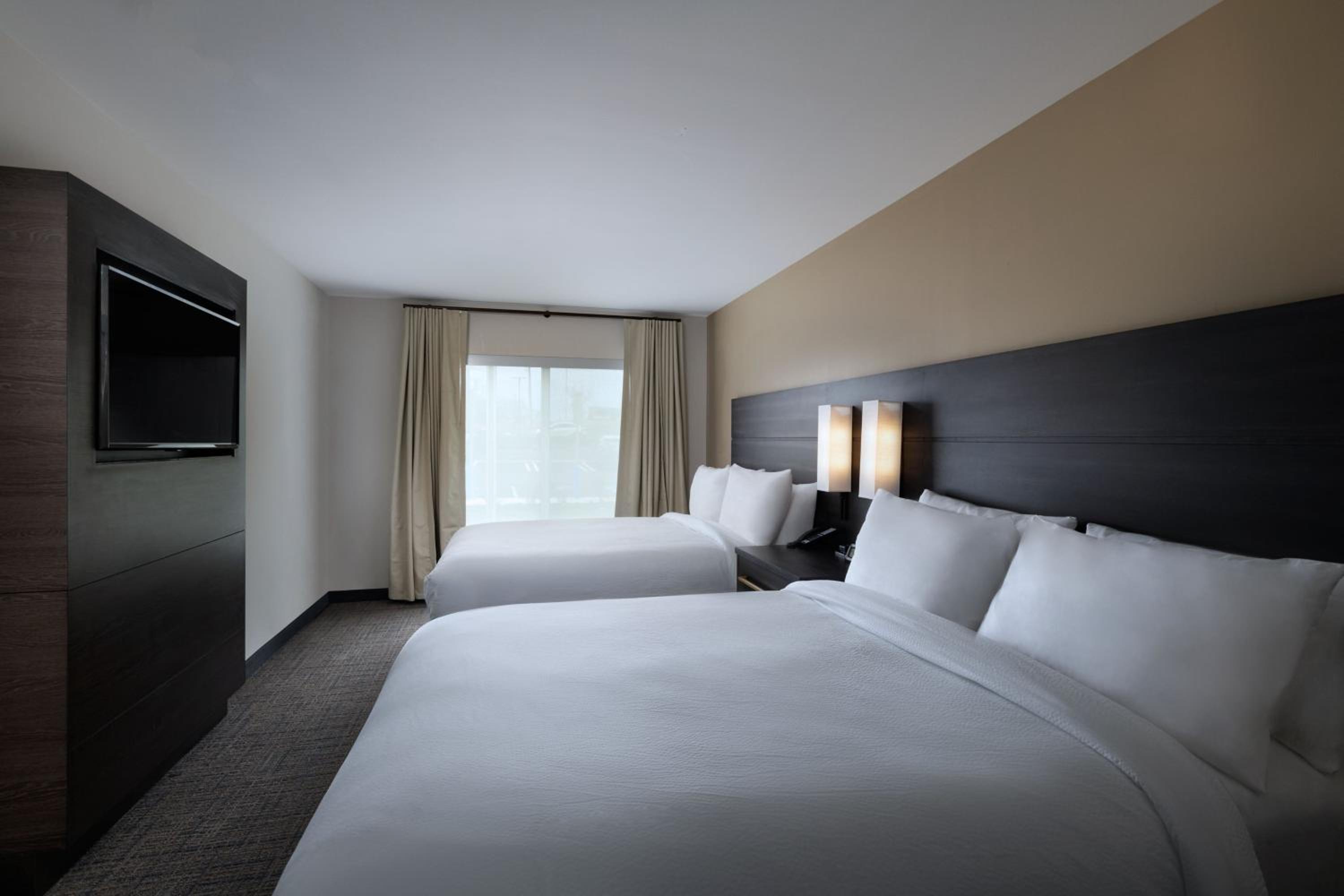 One-Bedroom Suite with Two Queen Beds and Sofa Bed - Photo 4
