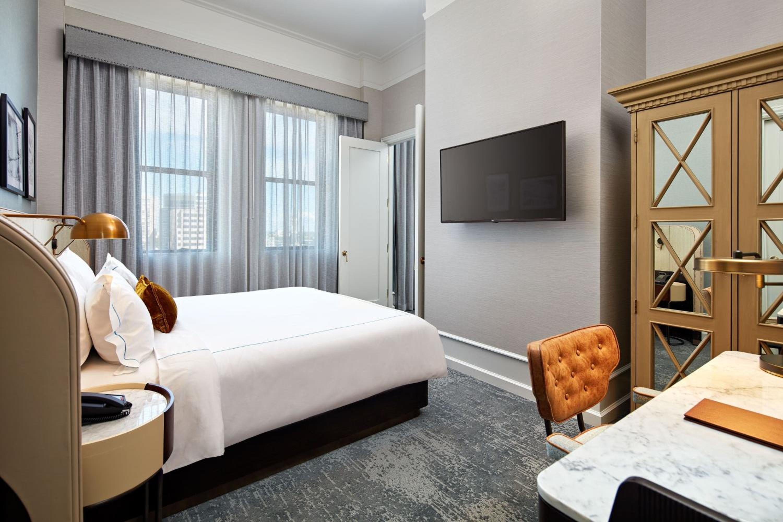 One-Bedroom Suite - Photo 4