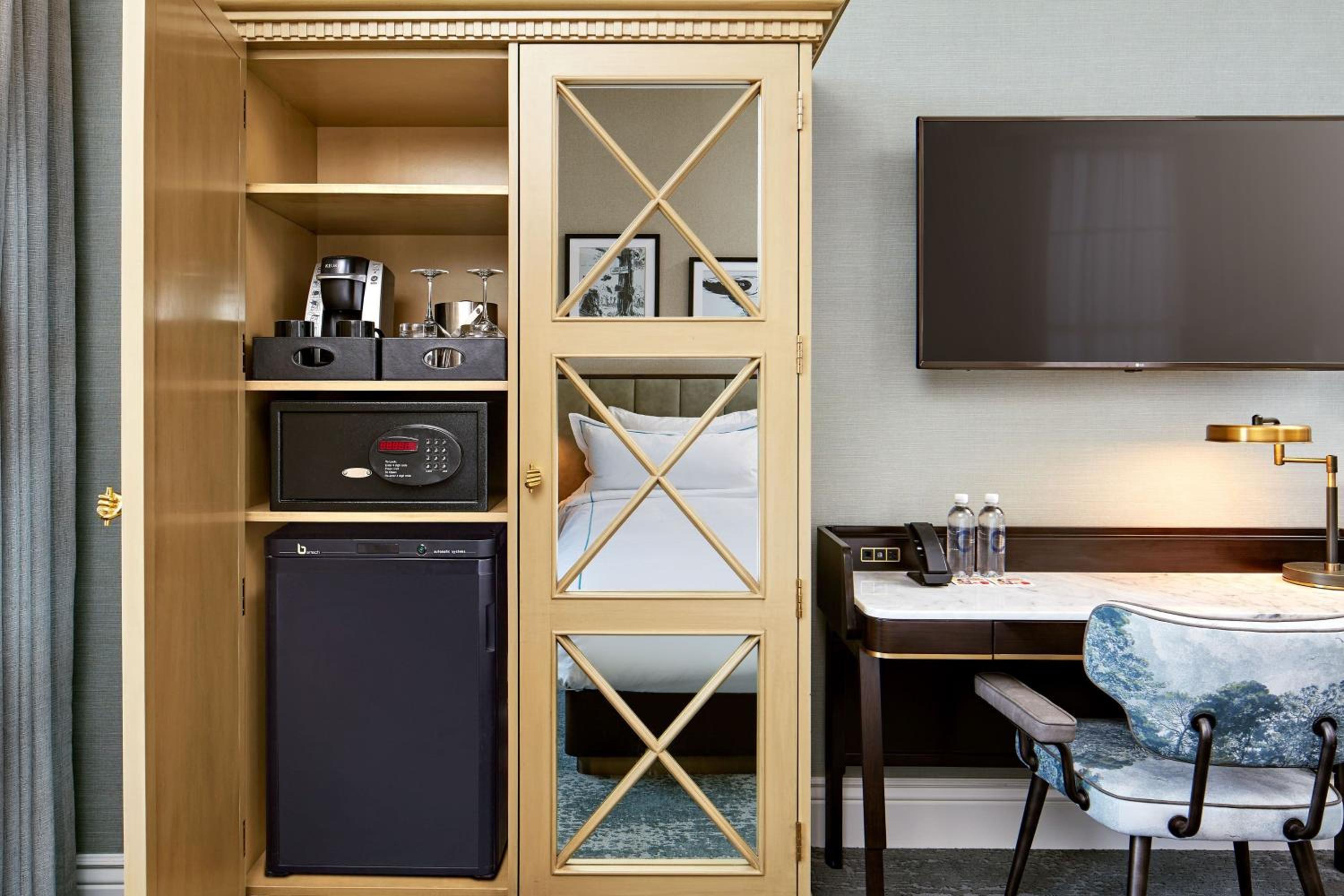 Deluxe King Room - Photo 6