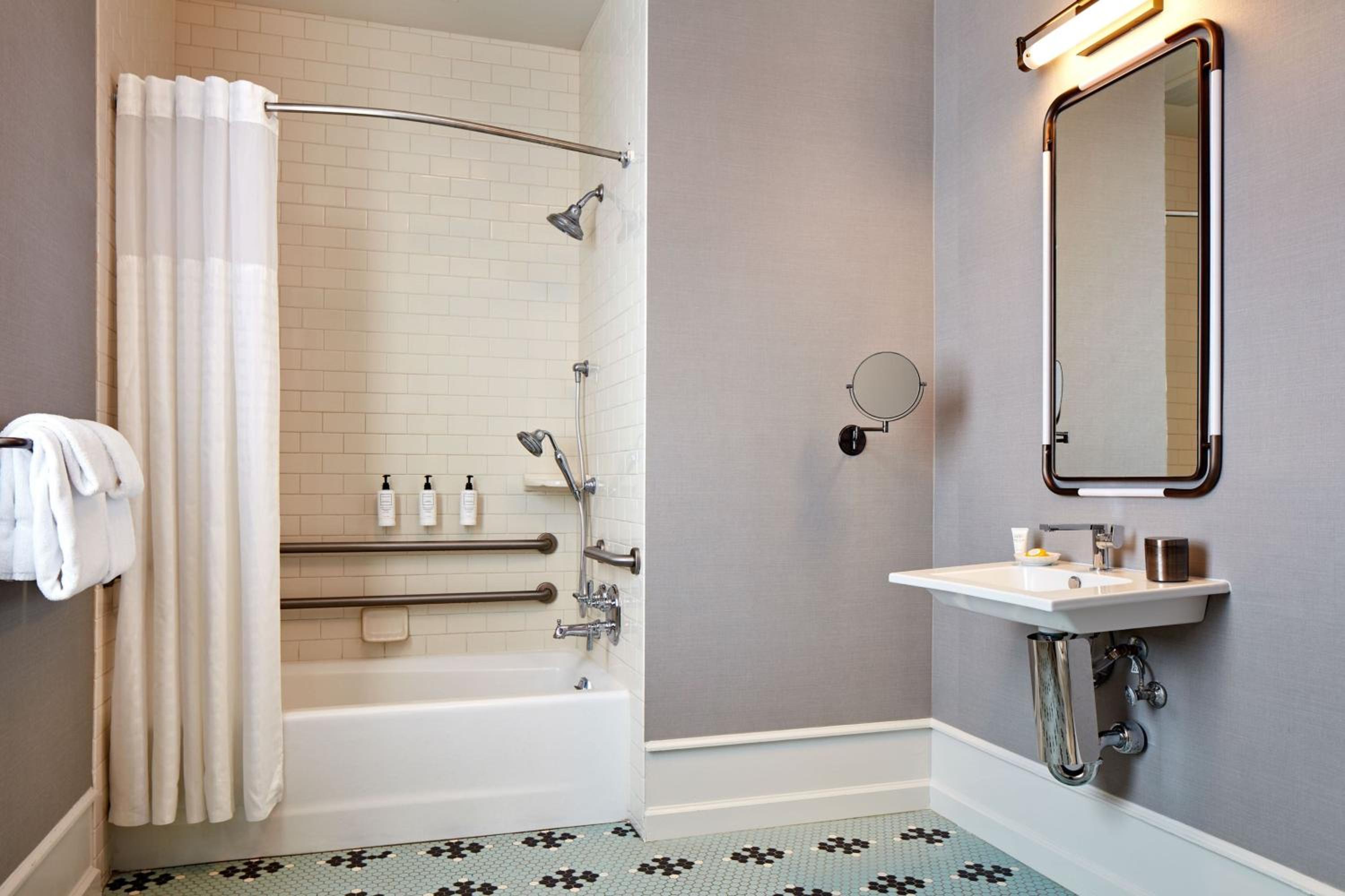 Deluxe King Room - Photo 5