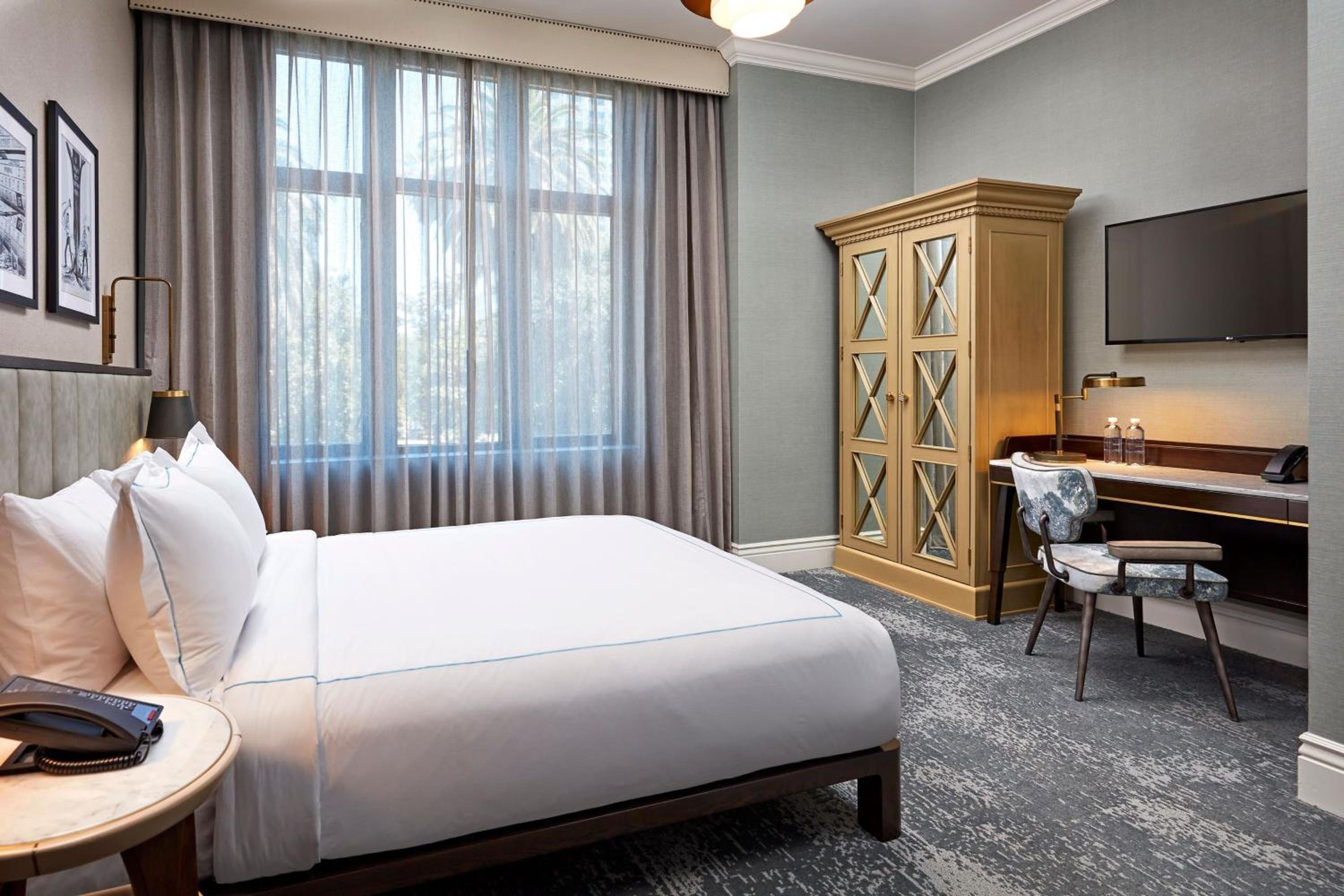 Deluxe Queen Room - Photo 9