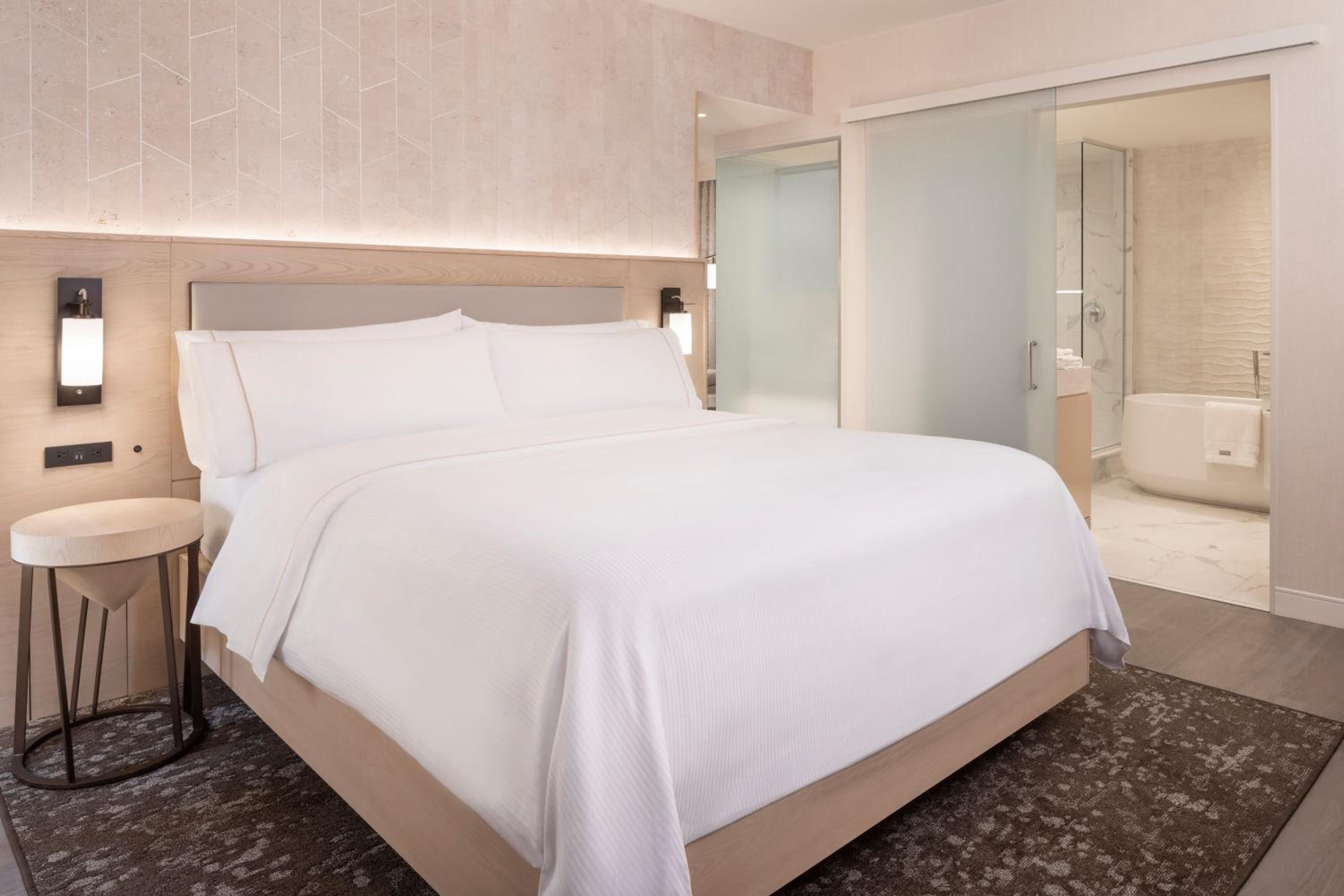 1 Bedroom Executive Suite with 1 King bed, Sofa bed - Photo 6