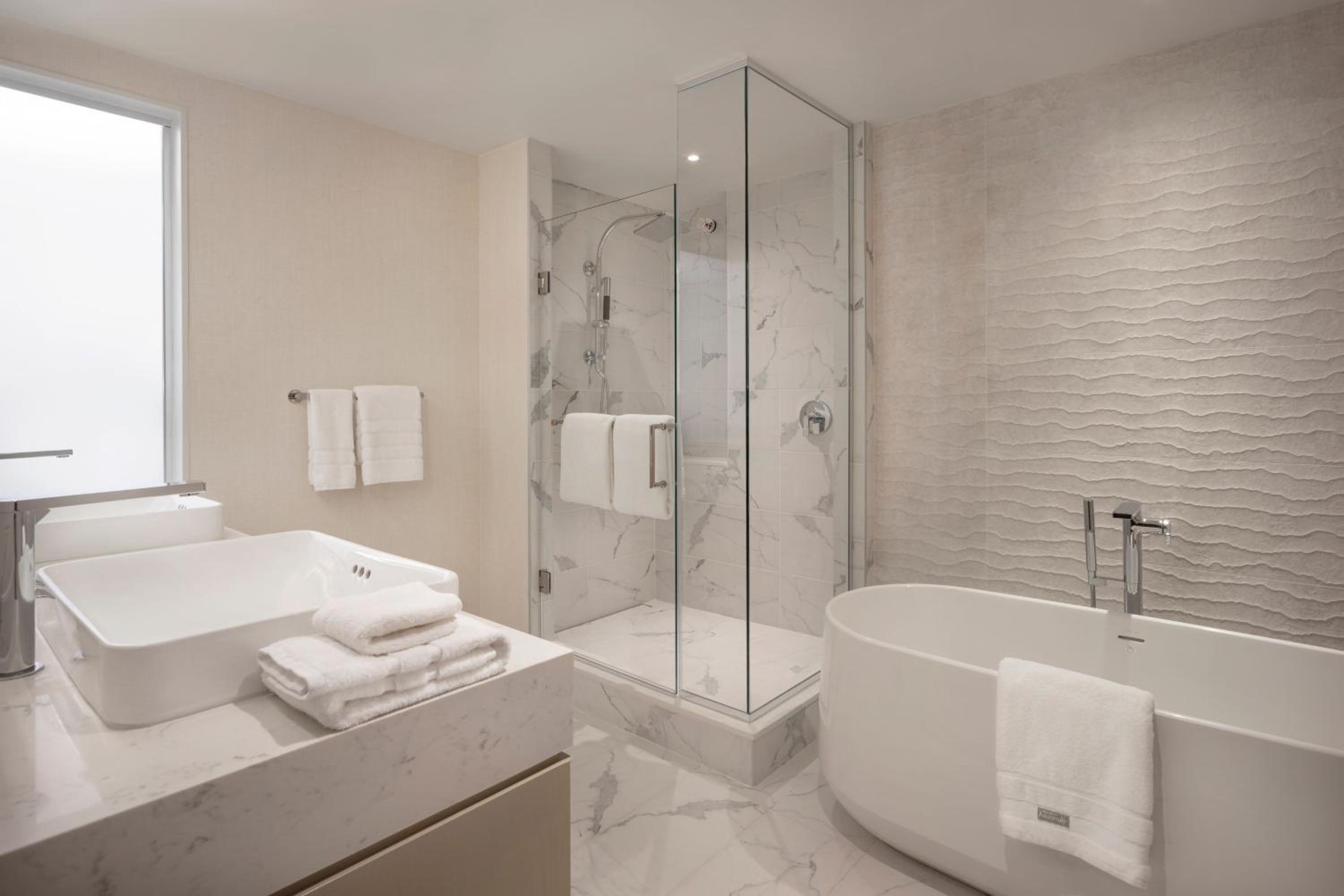 1 Bedroom Executive Suite with 1 King bed, Sofa bed - Photo 3