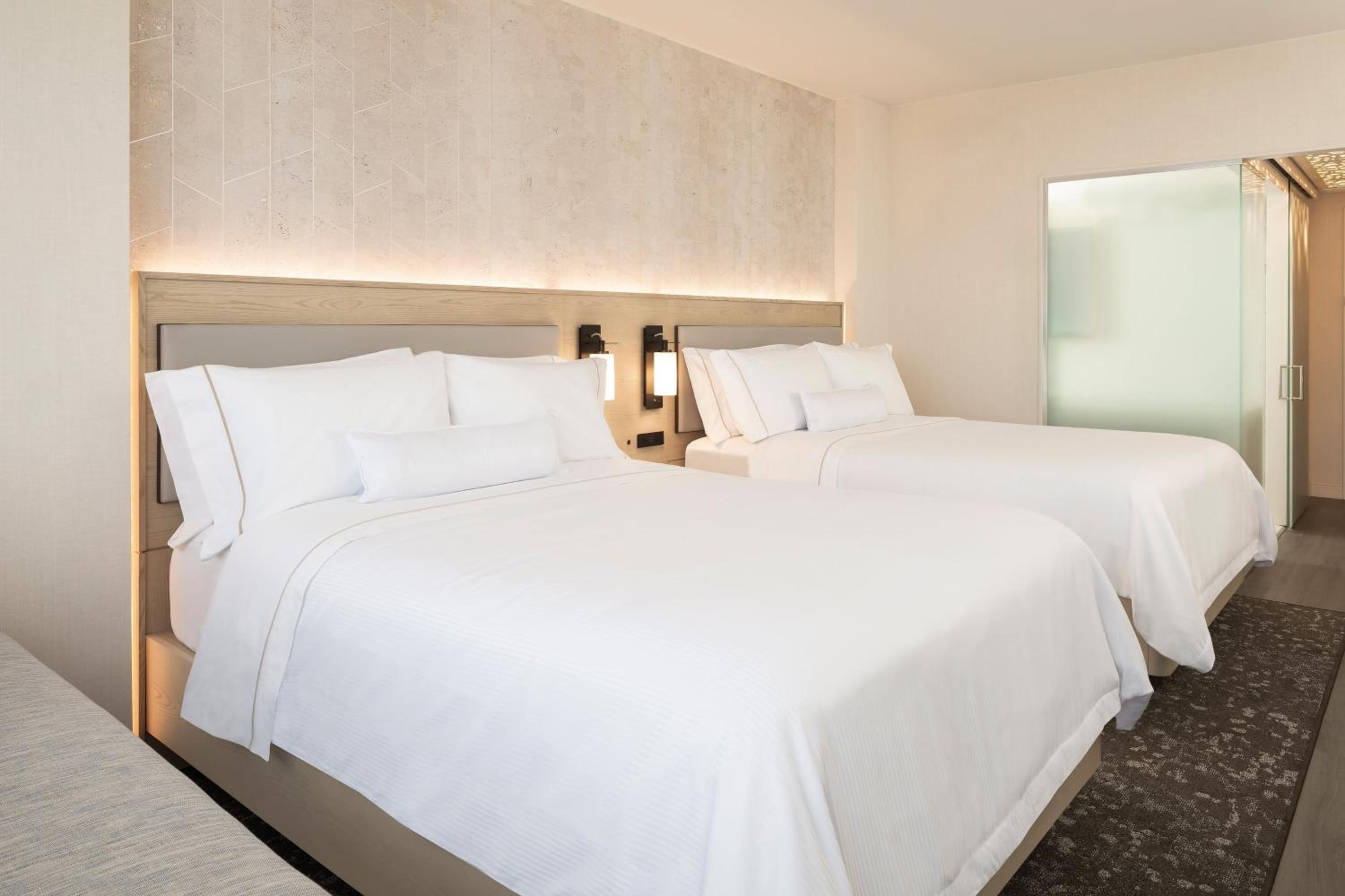 Deluxe Guest room with 2 Queen Bed, Mountain view - Photo 3