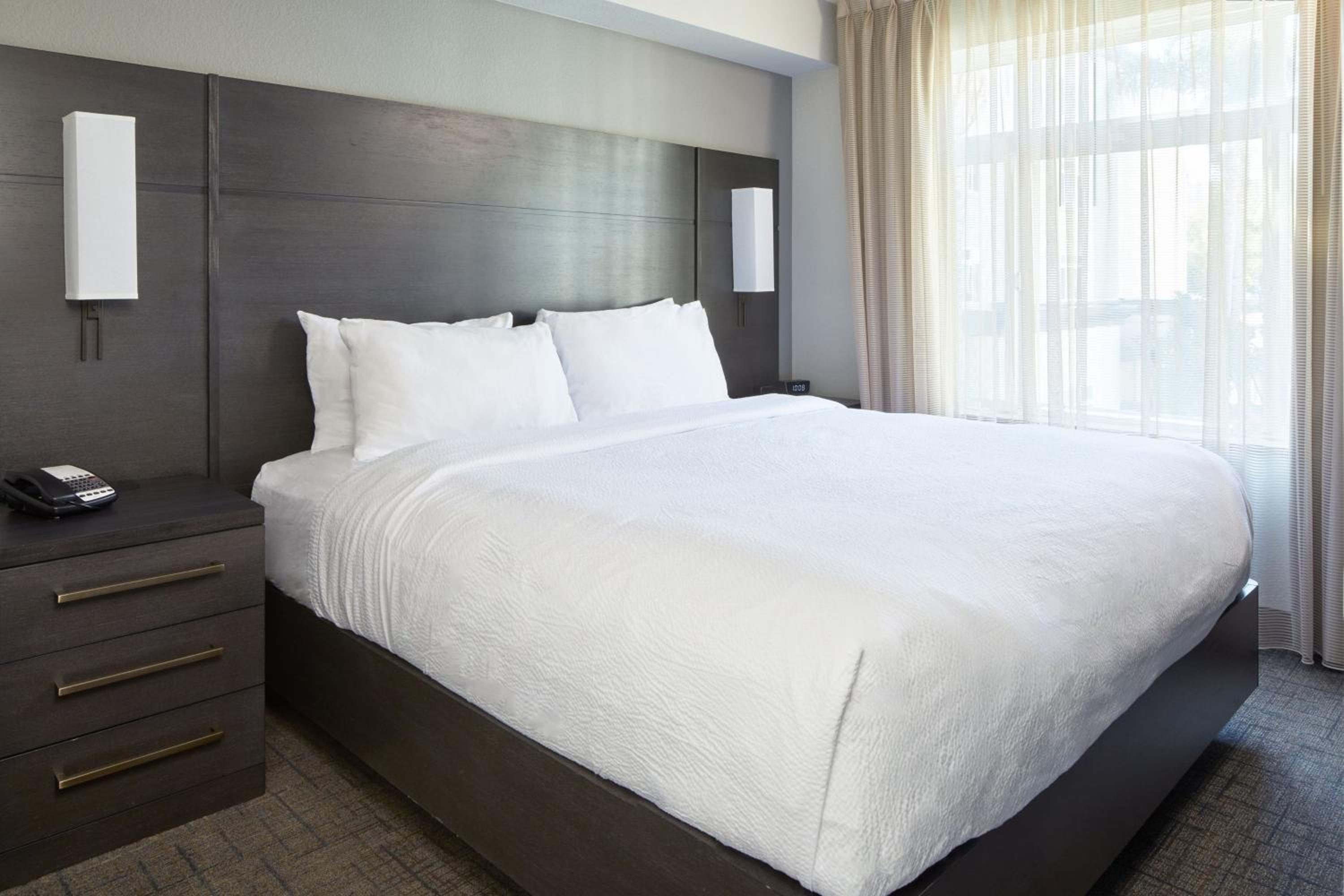 One-Bedroom King Suite with Sofa Bed - Photo 4