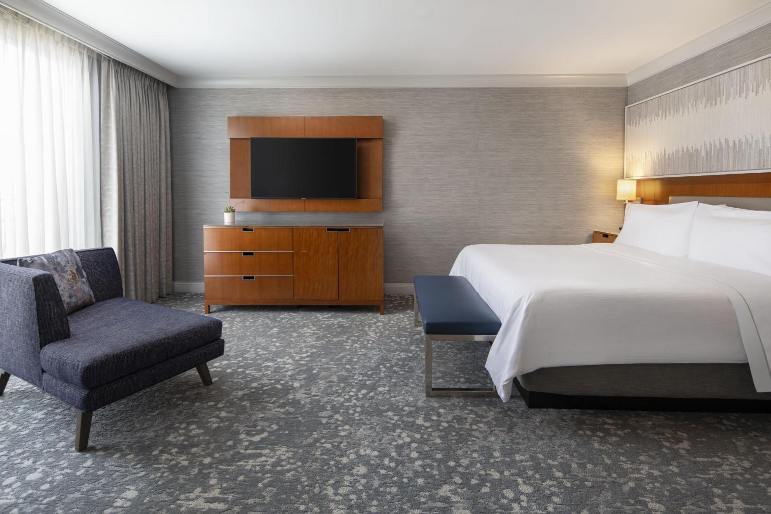 Junior Suite, 1 King, Sofa bed, Courtyard view, Corner room (Mobility Accessible w/ Tub) - Photo 1