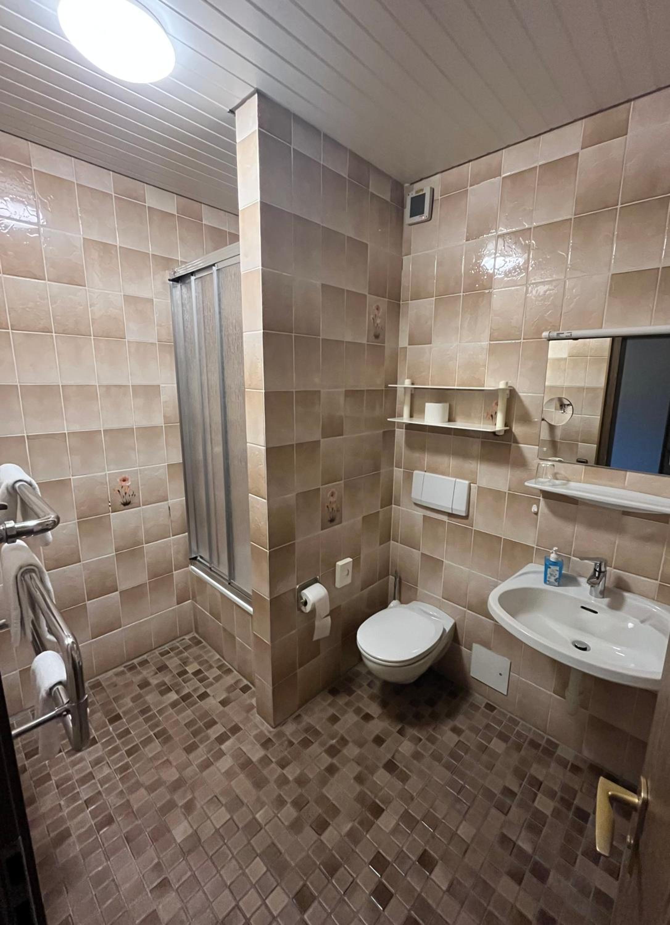 Double Room with Private Bathroom - Photo 12