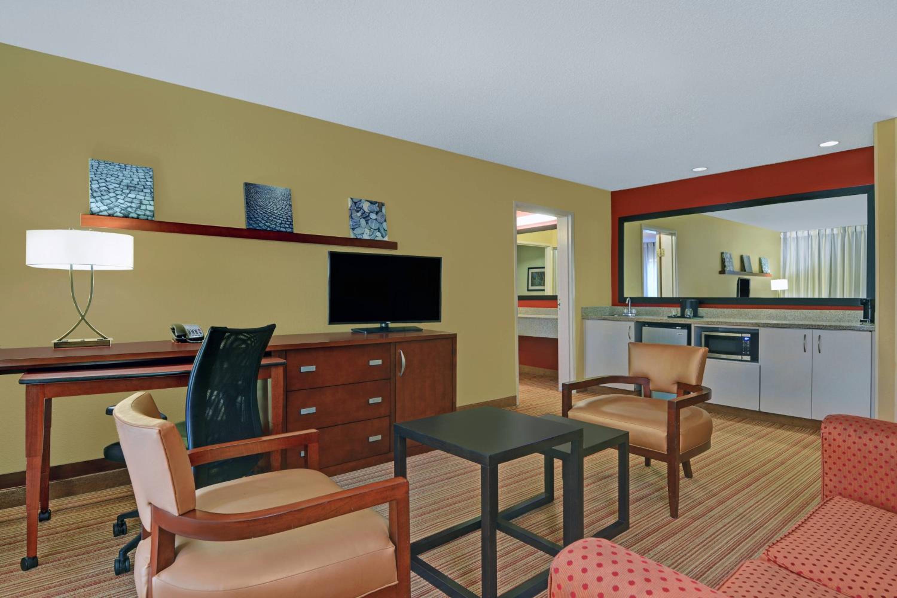 1 Bedroom 2 room Suite, 1 King, Sofa bed