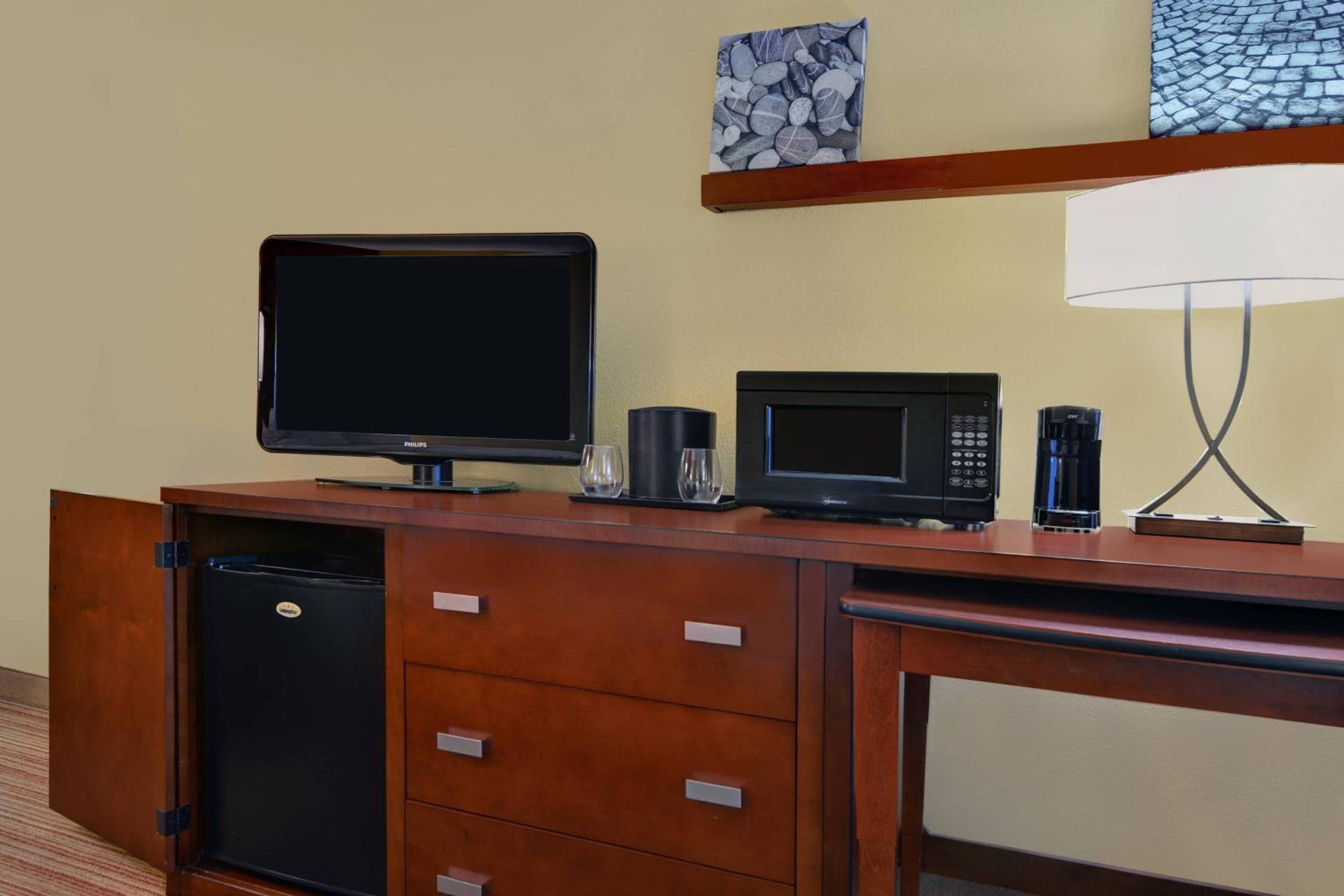 Guest Room with King Bed - Hearing Accessible photo 3