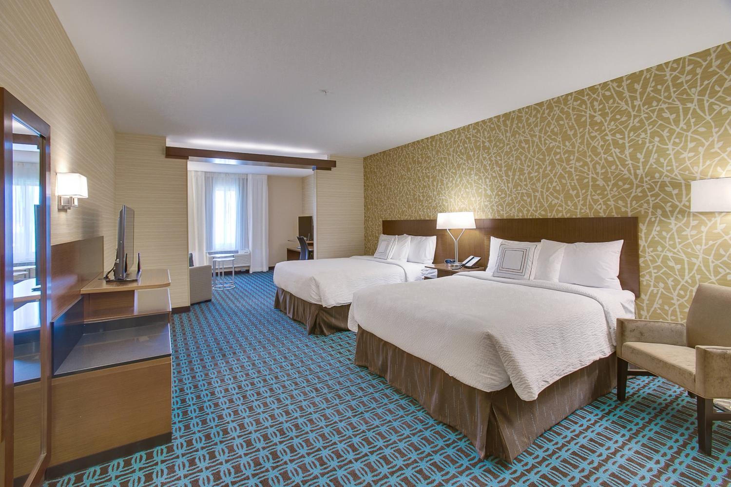 Queen Suite with Two Queen Beds and Sofa Bed photo 3
