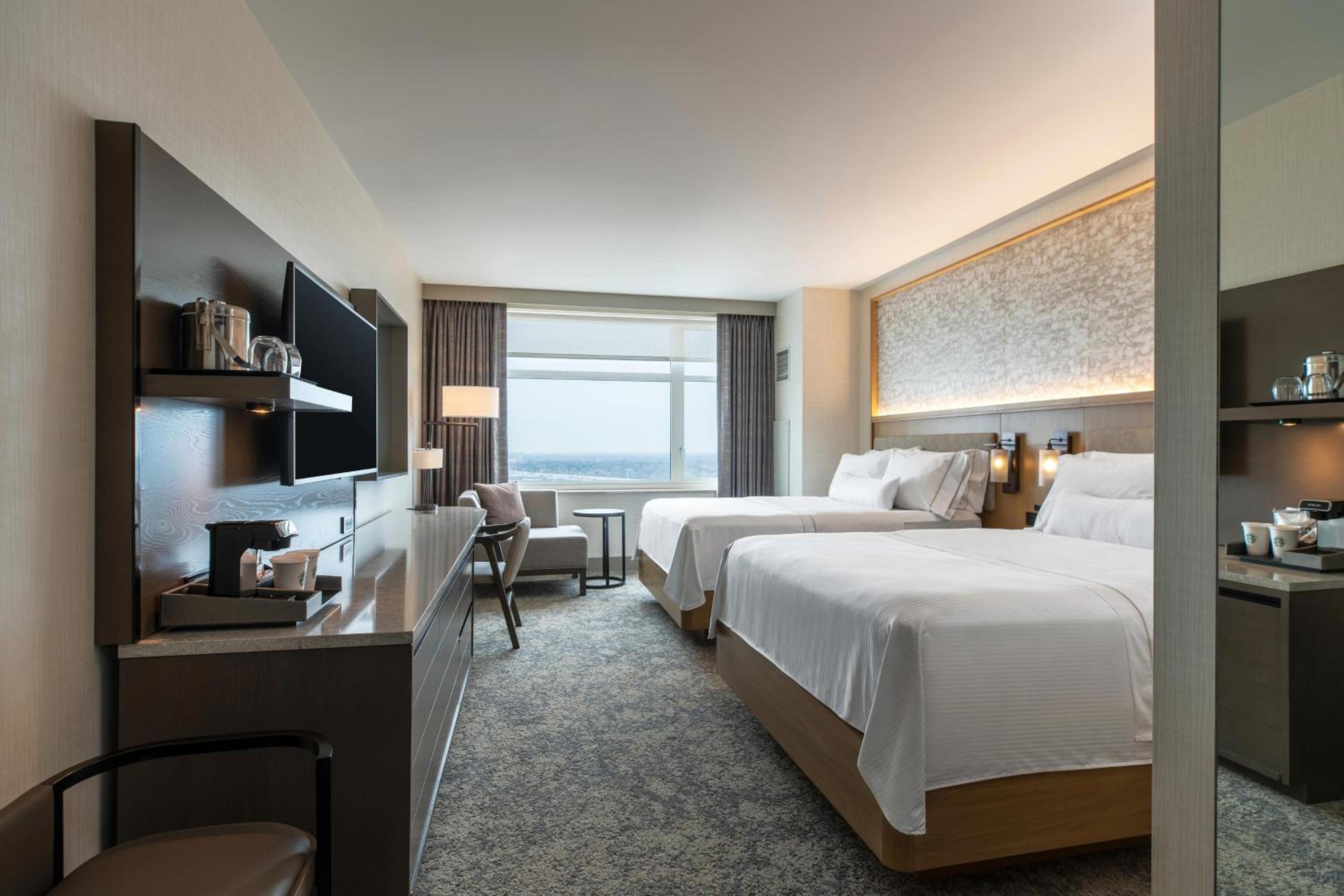 Queen Room with Two Queen Beds - Photo 4