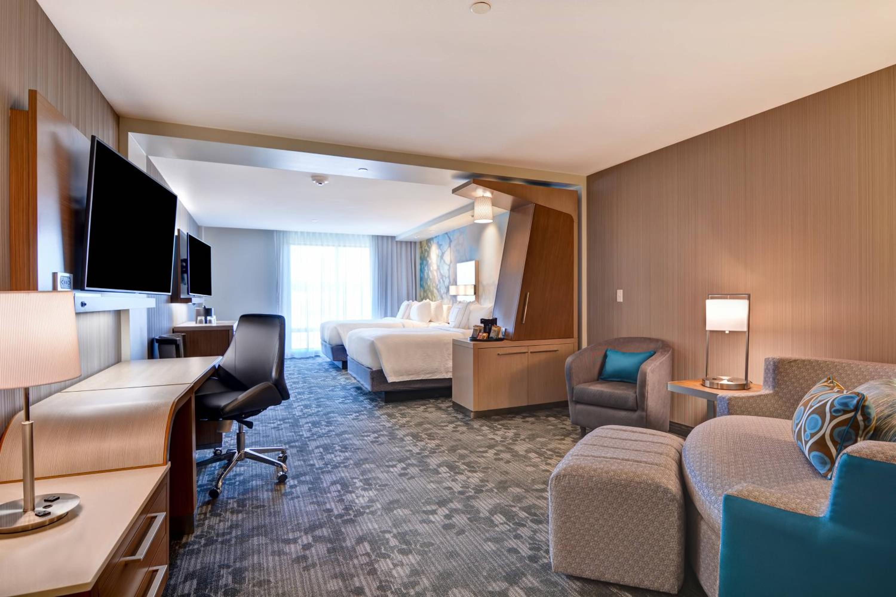 Queen Room with Two Queen Beds and Sofa Bed - Photo 4