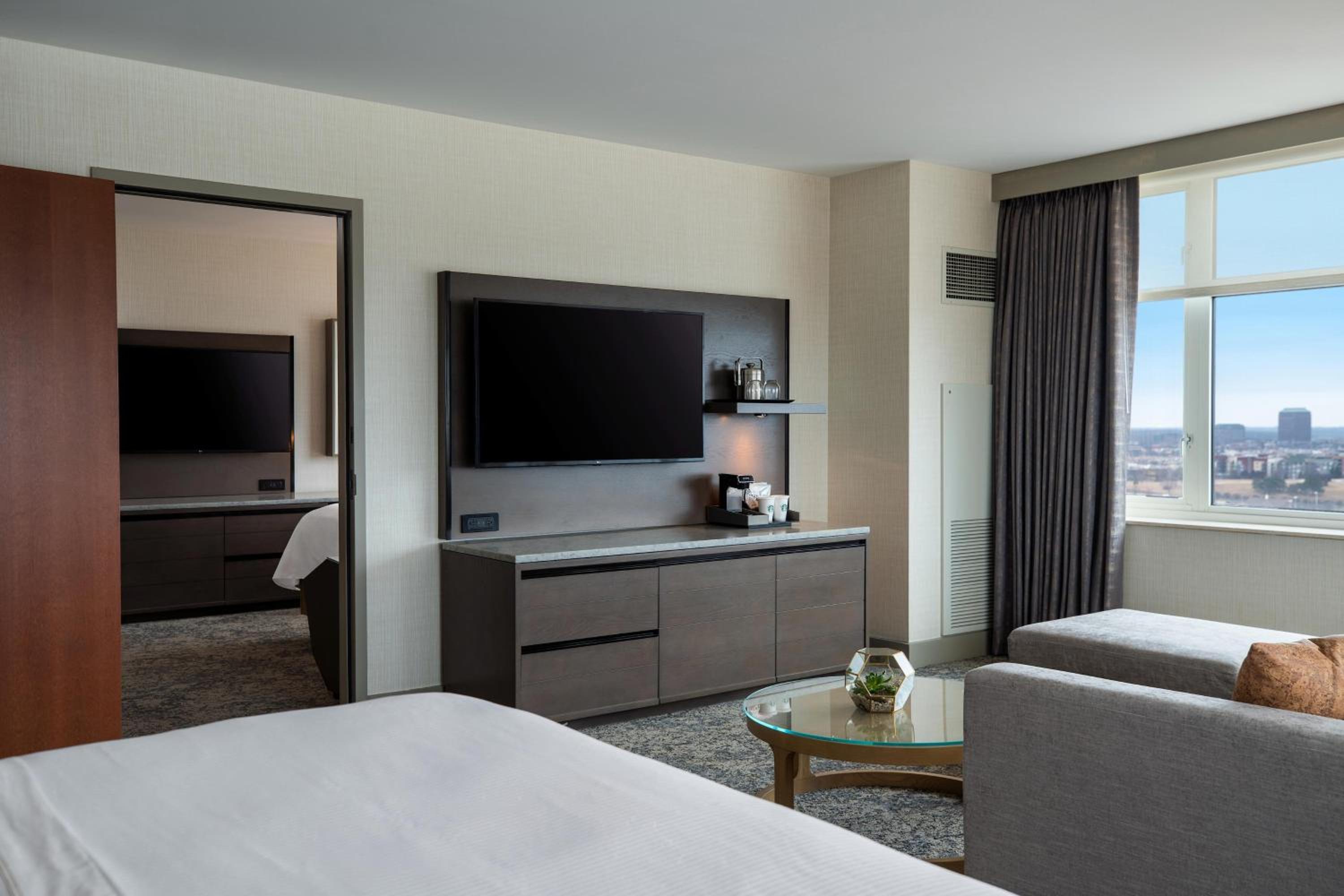 Deluxe Junior Suite - Club Level - Photo 4