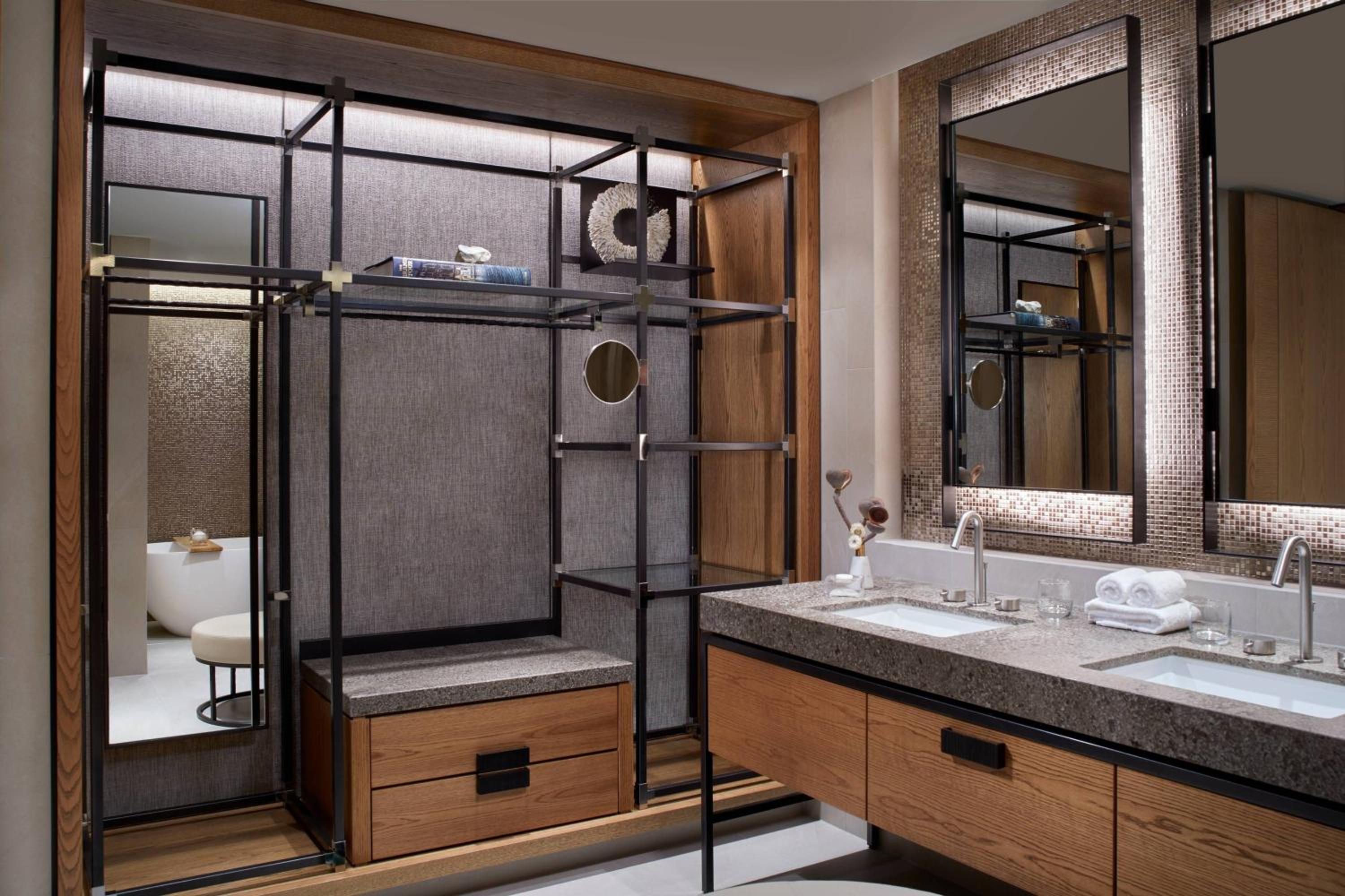 Accessible Guest Room with Roll-in Shower, 2 Double