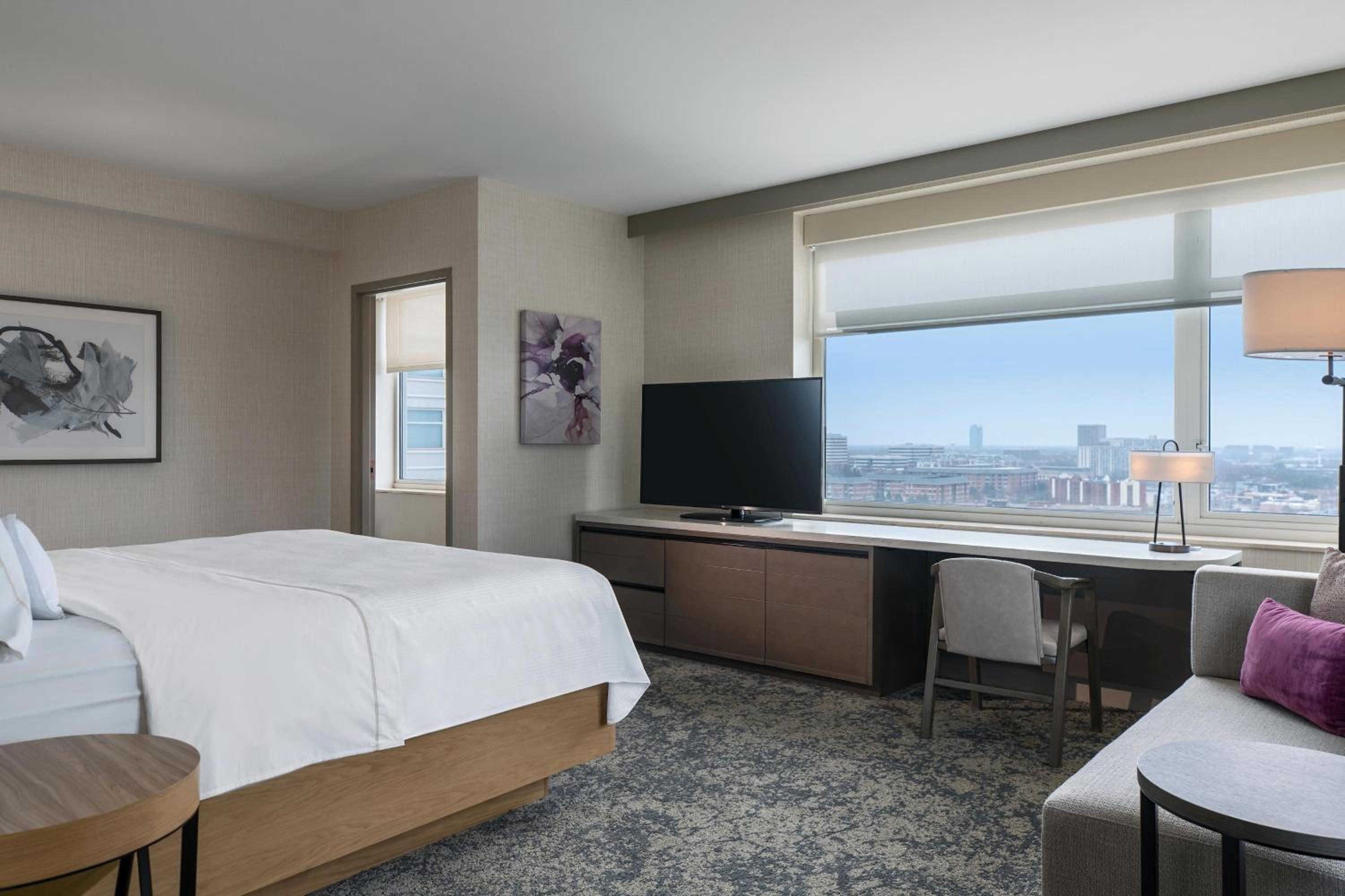 Deluxe Corner King Room - Photo 2